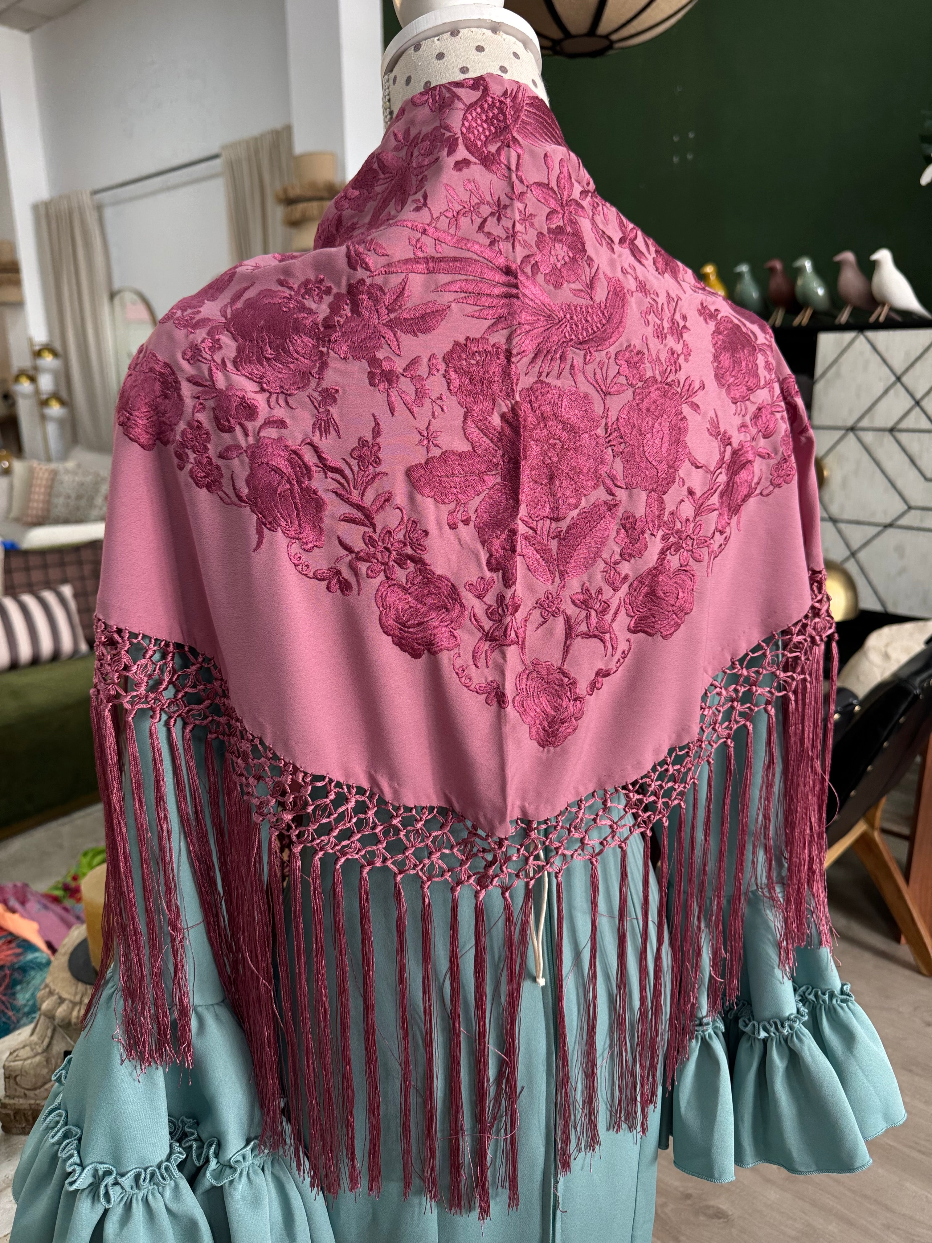 Mantoncillo Bordado en Cresp Suave Rosa
