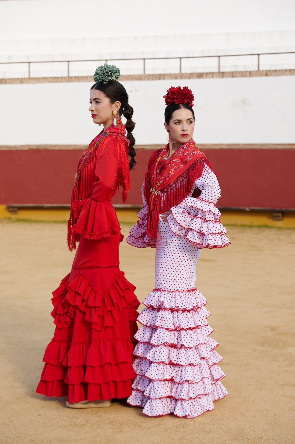 Traje de Flamenca Mod. Sevilla Blanco lunar Rojo