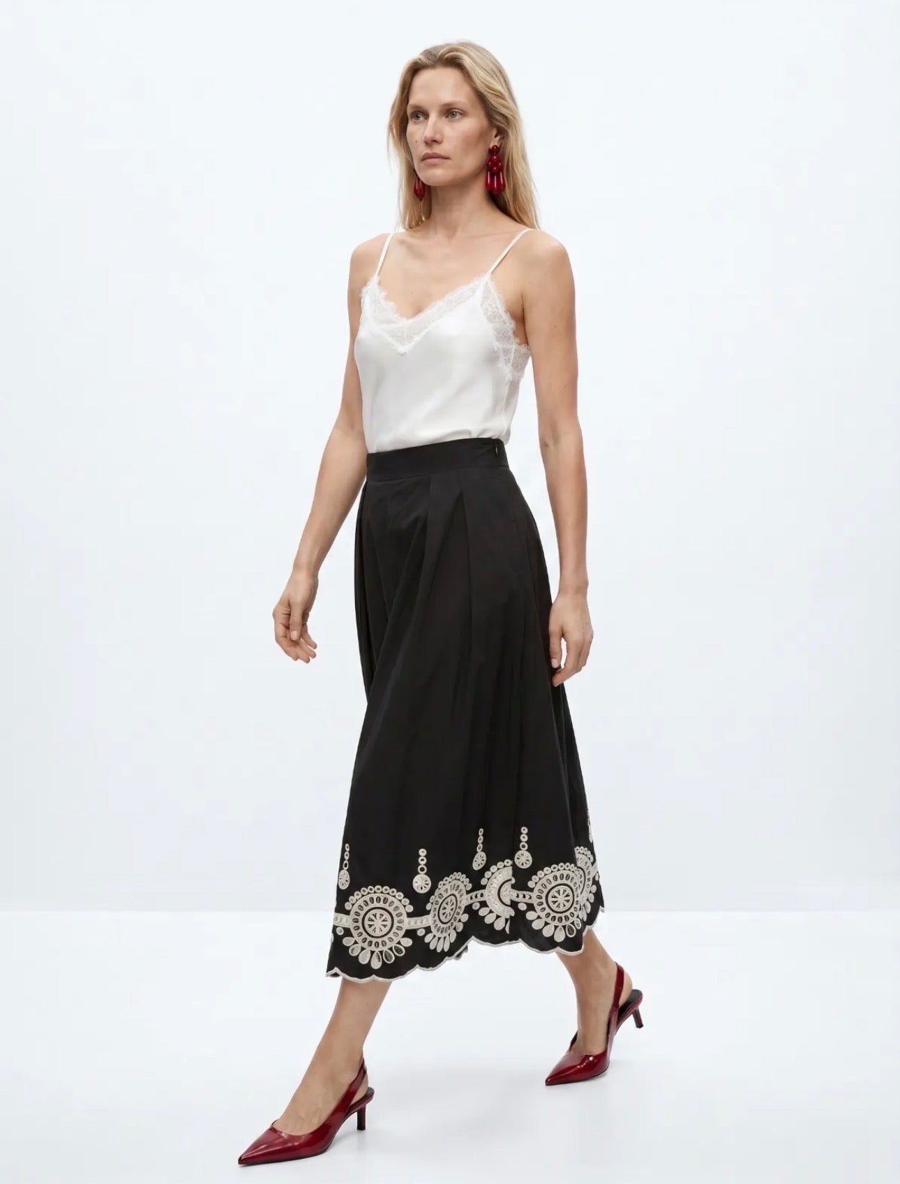 Falda Blanca Bordado Negro