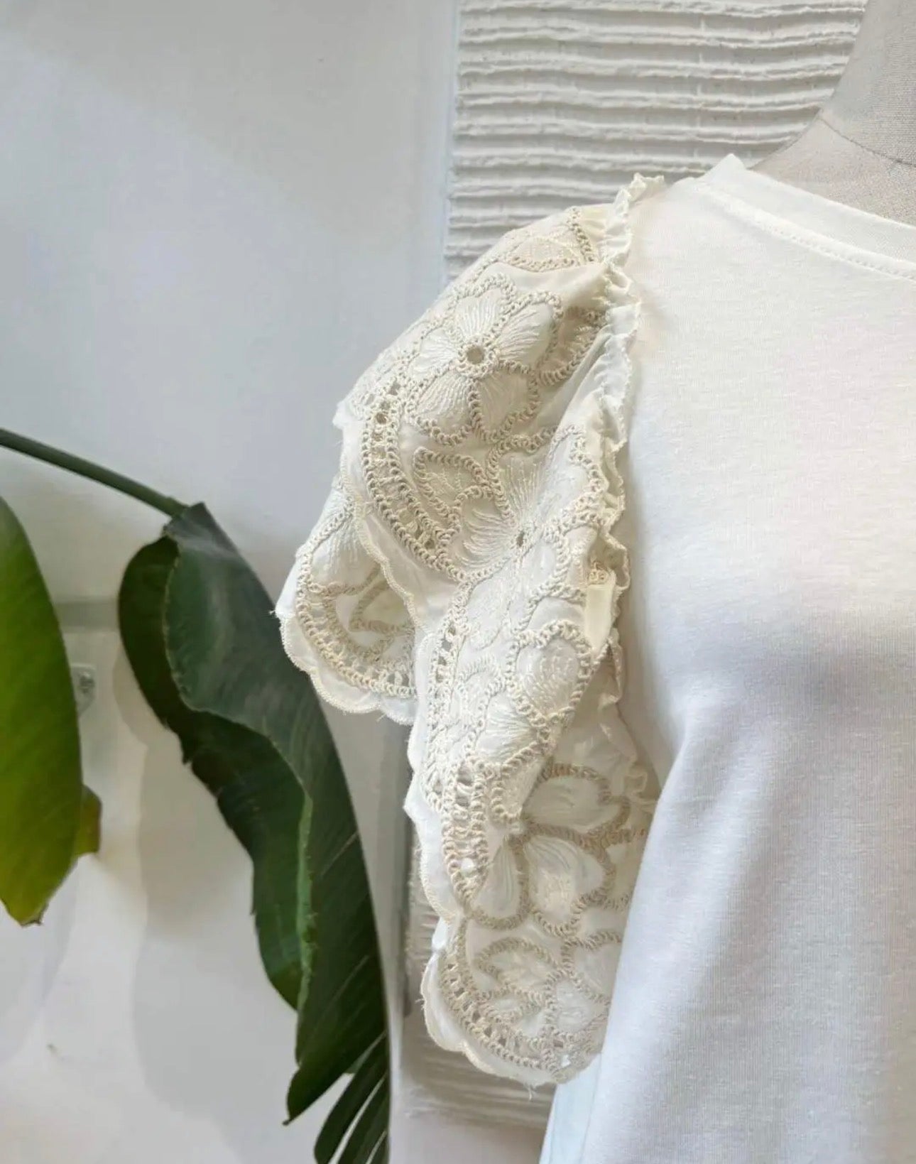 Top Basic con volante puntilla