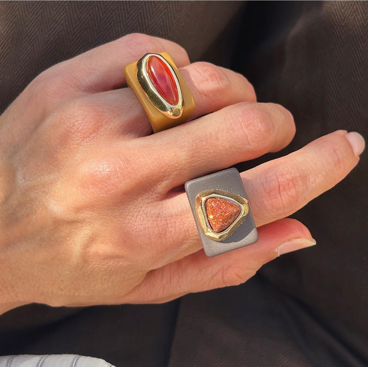 Anillo Marrón con piedra natural glitter