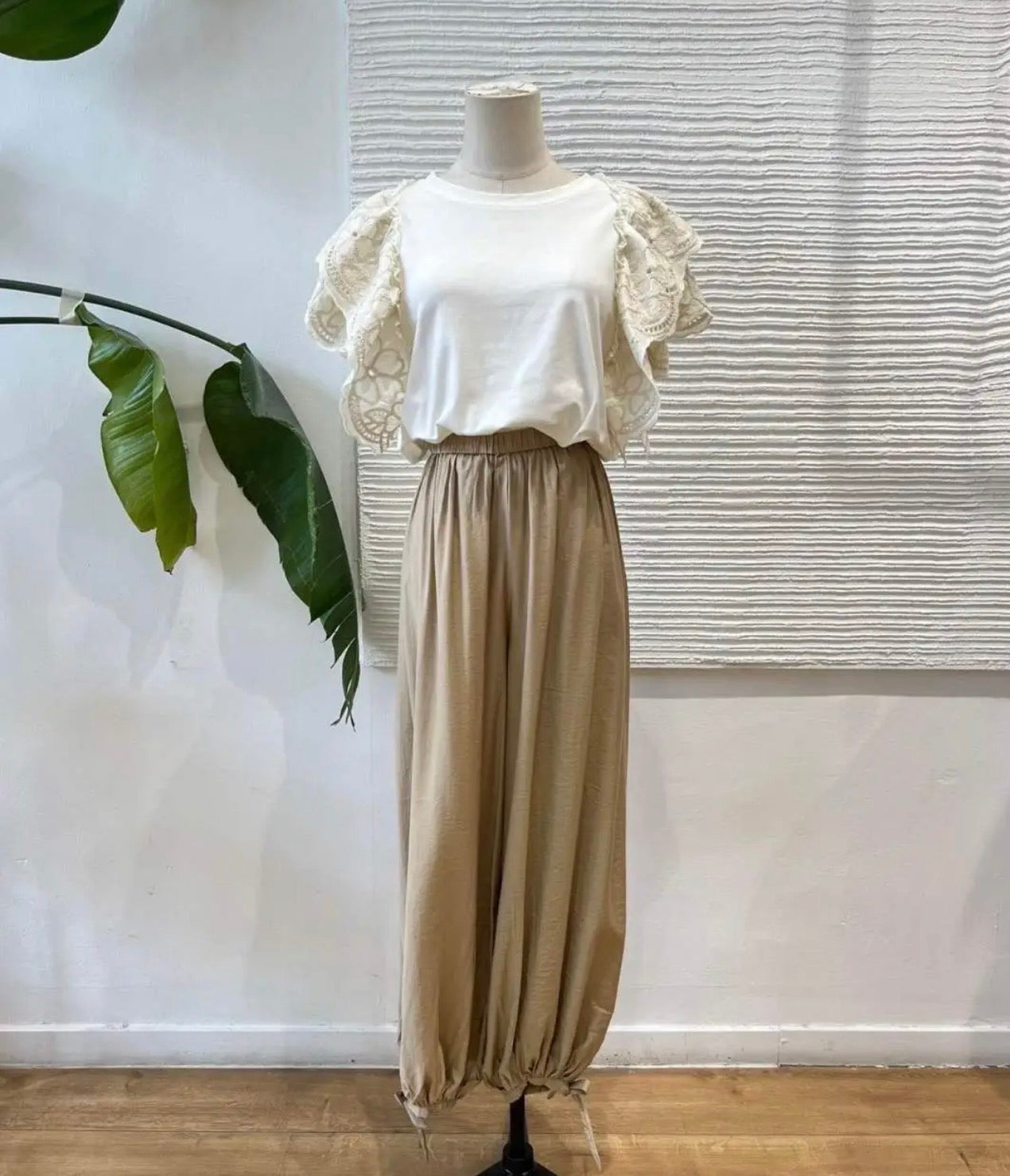 Top Basic con volante puntilla