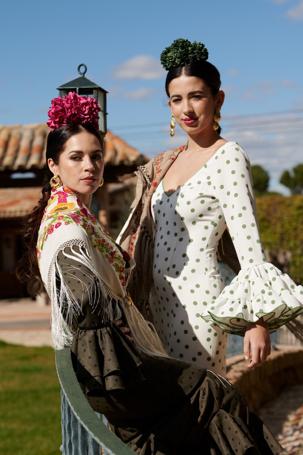 Traje de Flamenca Mod.Cordobesa Bioelástico Blanco Roto con Verde