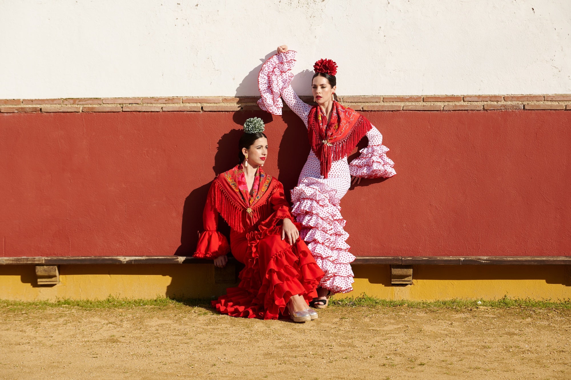 Traje de Flamenca Mod. Sevilla Blanco lunar Rojo