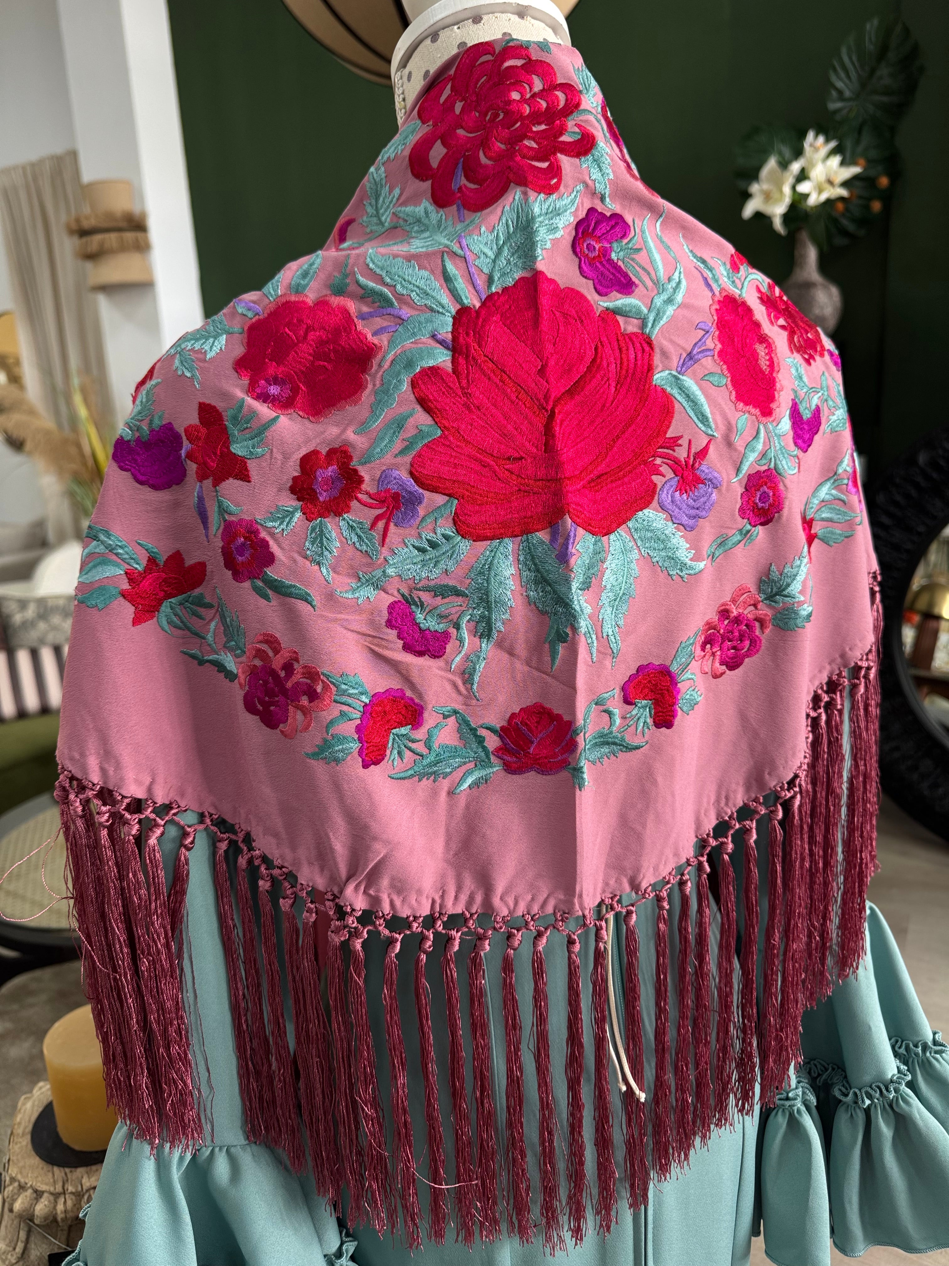 Mantoncillo Bordado en Crespón Suave Rosa
