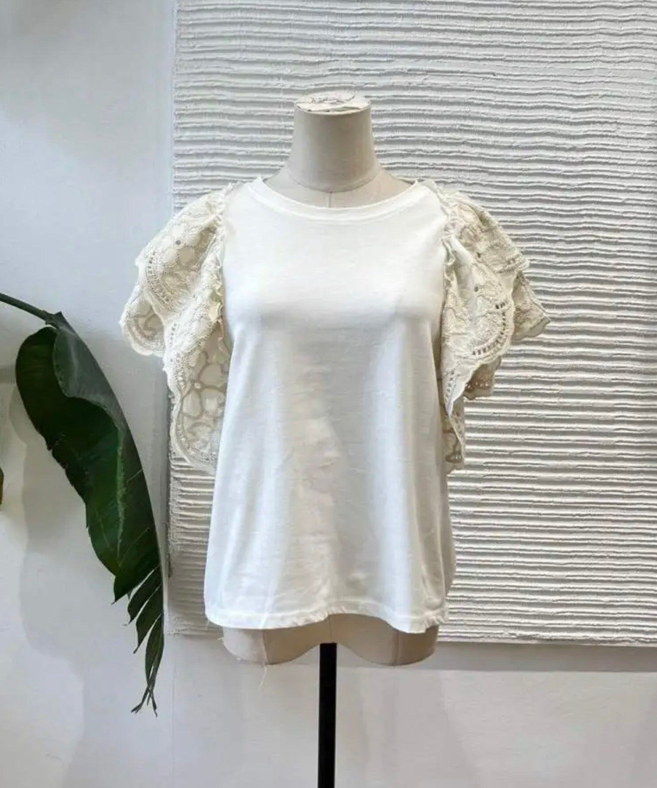 Top Basic con volante puntilla