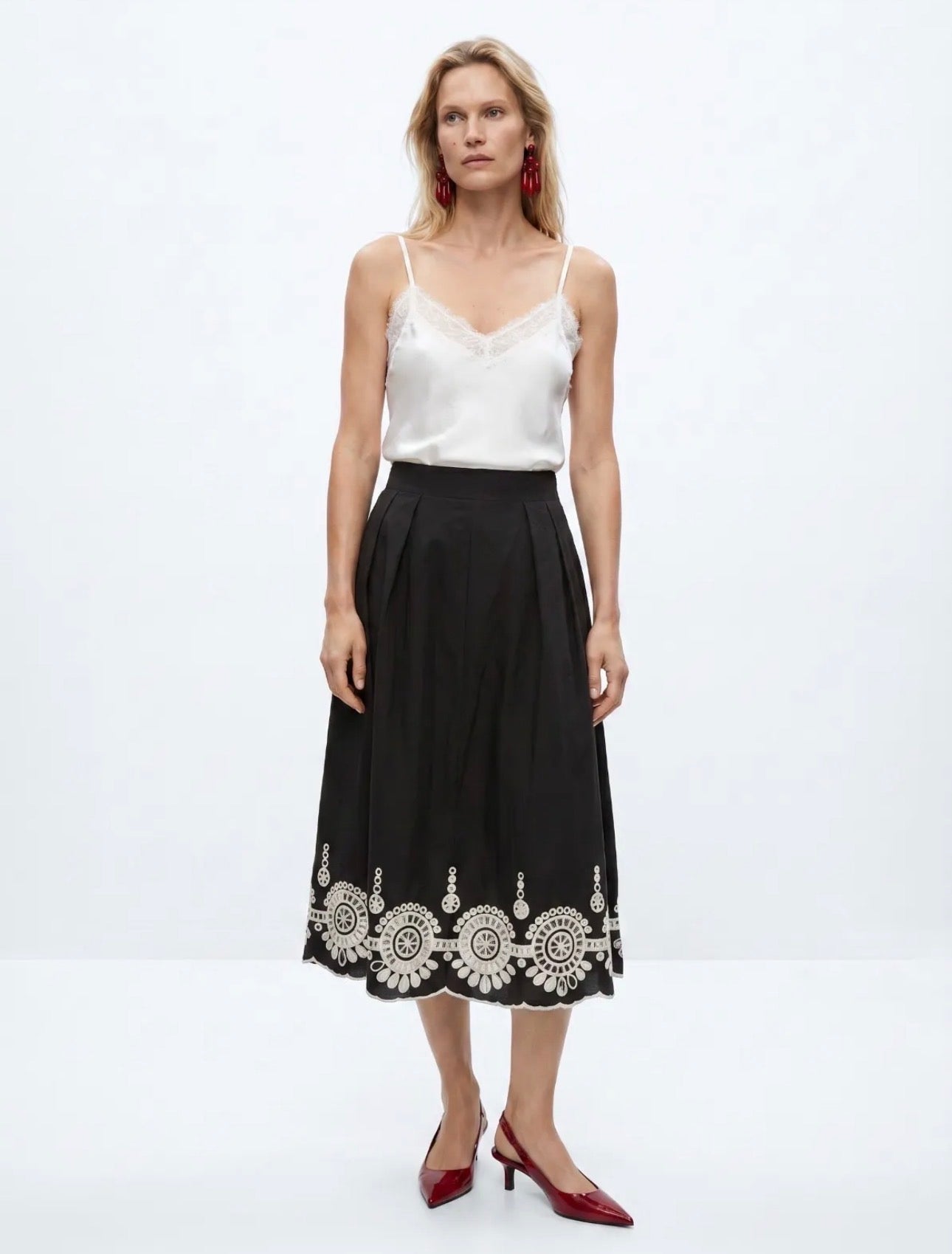 Falda Blanca Bordado Negro