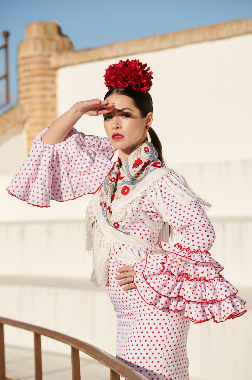 Traje de Flamenca Mod. Sevilla Blanco lunar Rojo