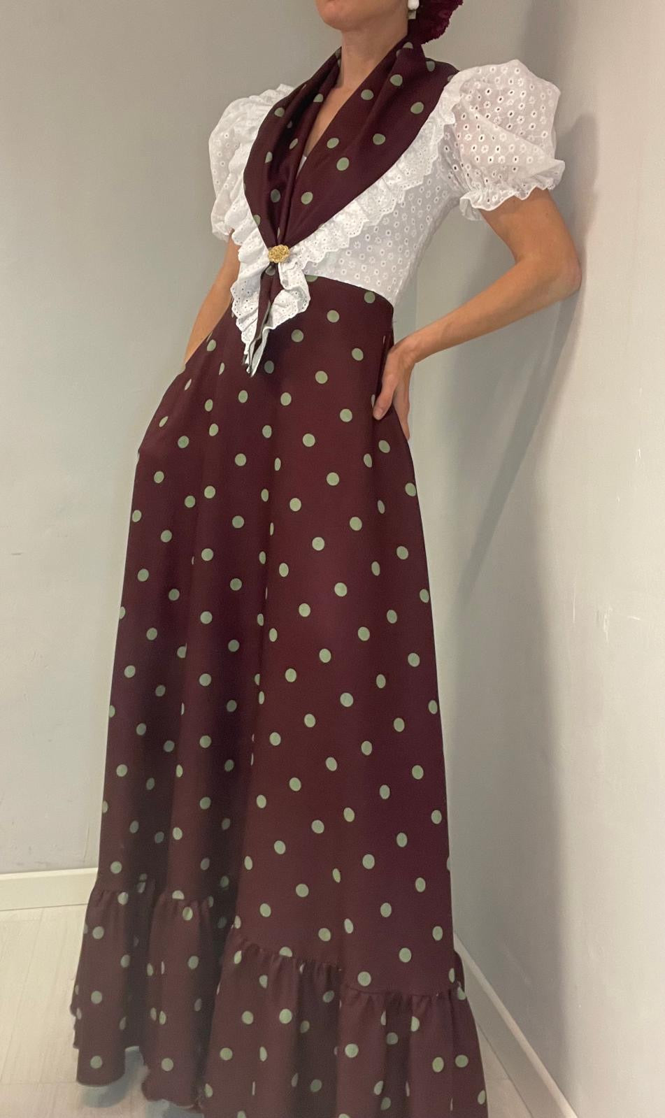 Bata Rocío Perforado Burdeos Lunar + Pañoleta