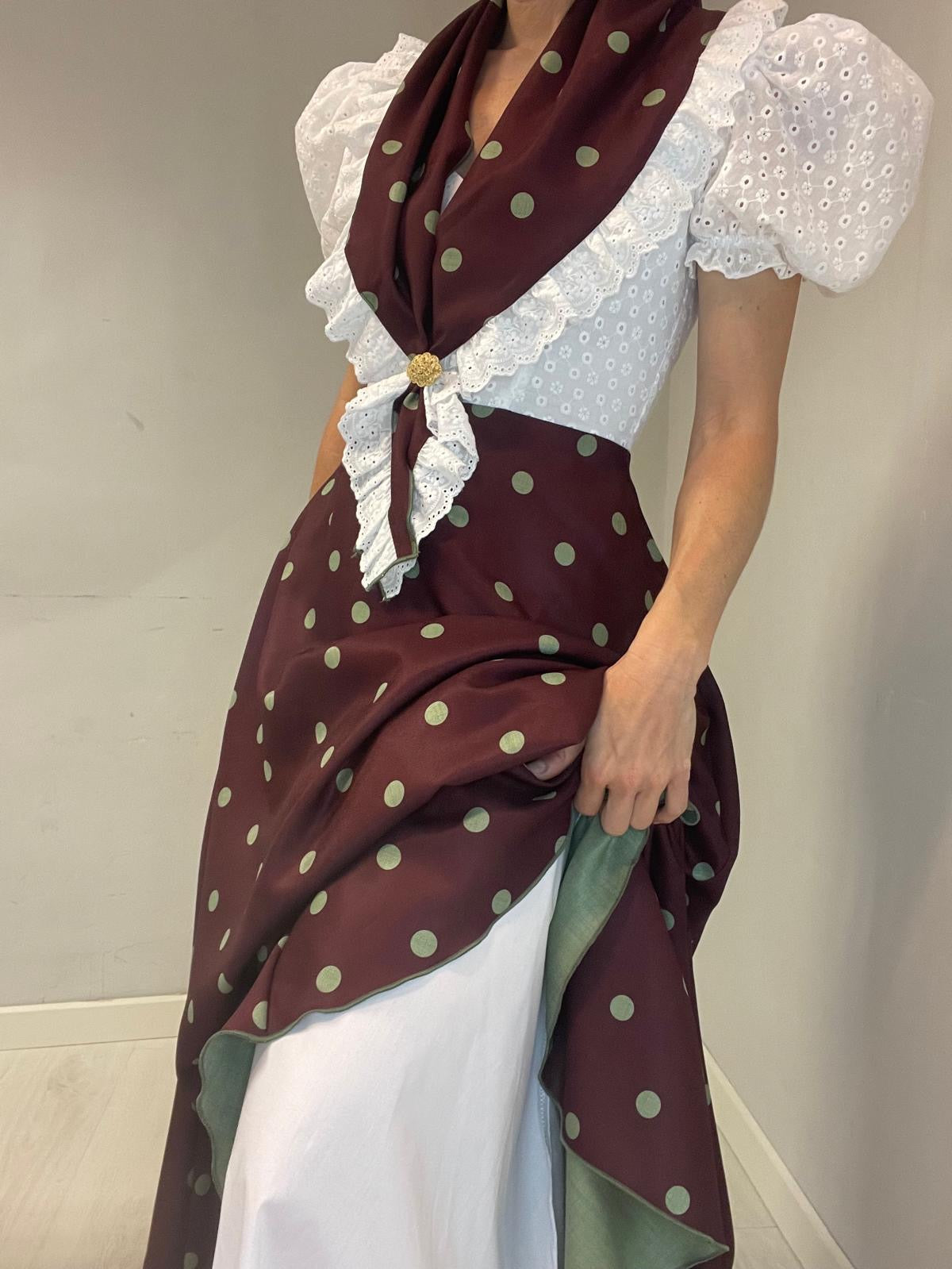 Bata Rocío Perforado Burdeos Lunar + Pañoleta