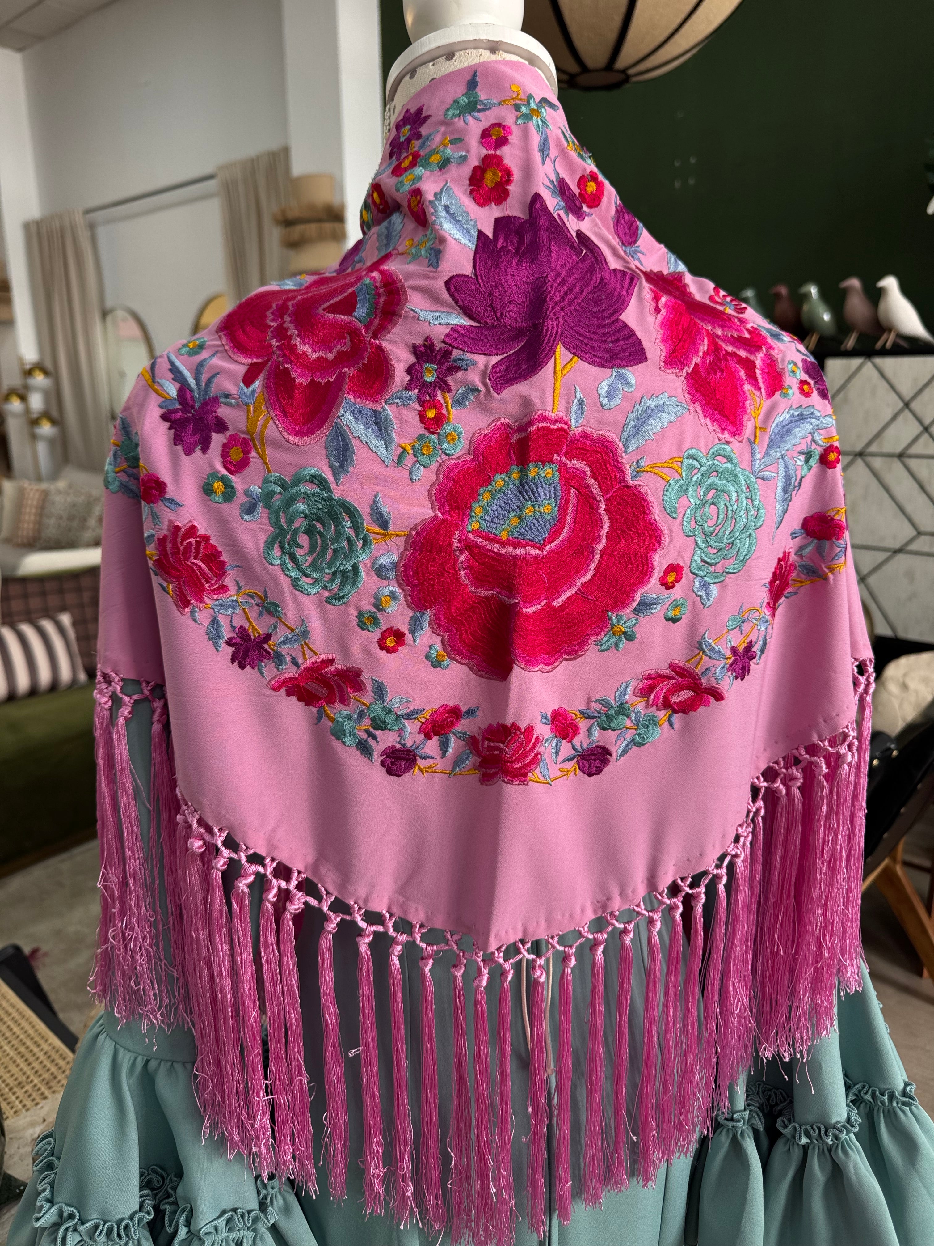 Mantoncillo Bordado en Crespón Suave Rosa
