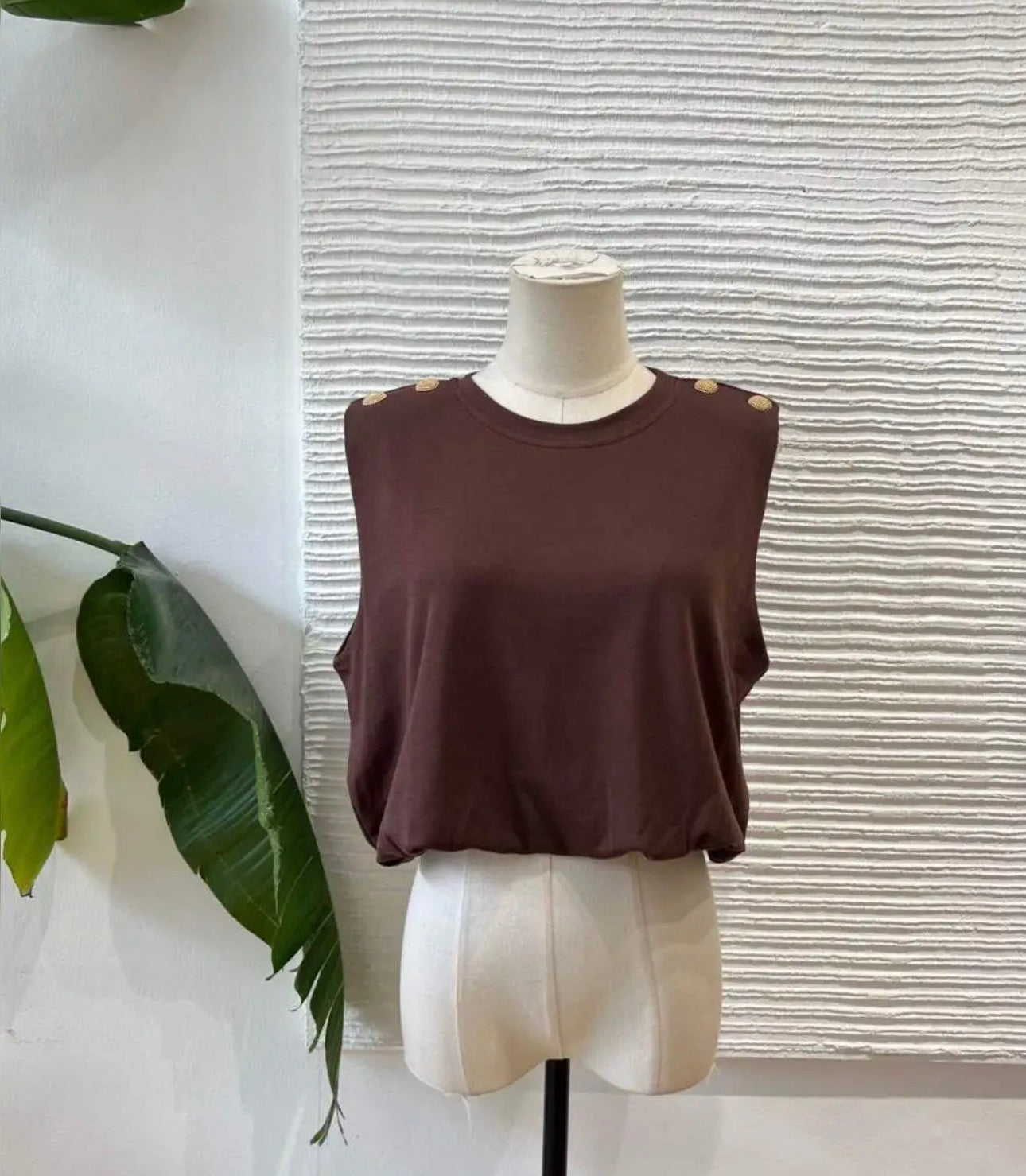 Top Basic Botones Metálicos Marrón