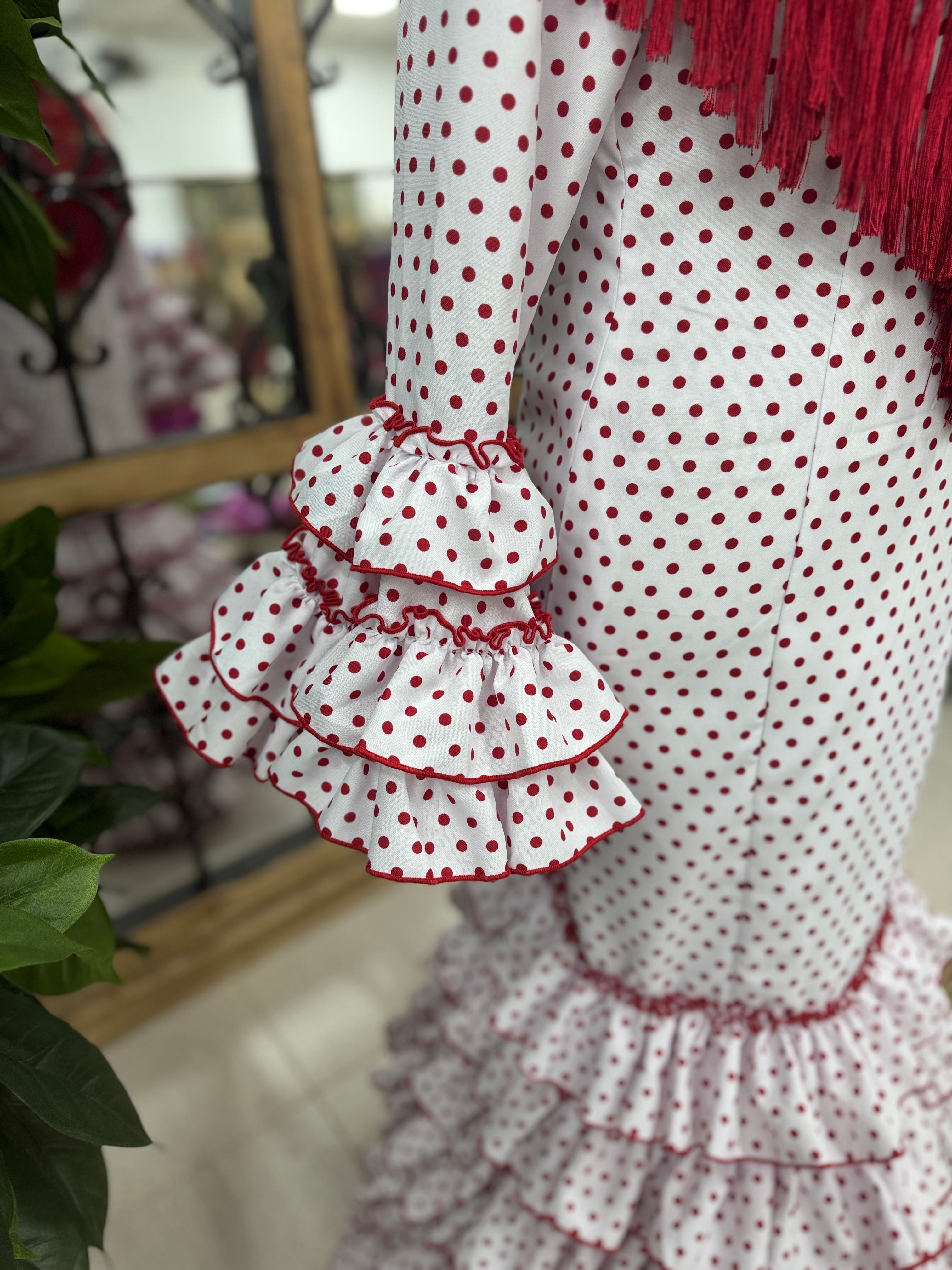 Traje de Flamenca Mod. Sevilla Blanco lunar Rojo