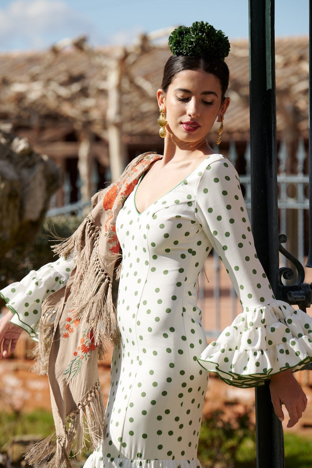 Traje de Flamenca Mod.Cordobesa Bioelástico Blanco Roto con Verde