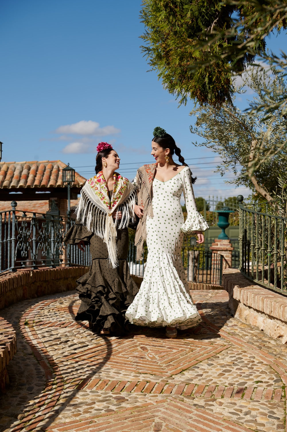 Traje de Flamenca Mod.Cordobesa Bioelástico Blanco Roto con Verde