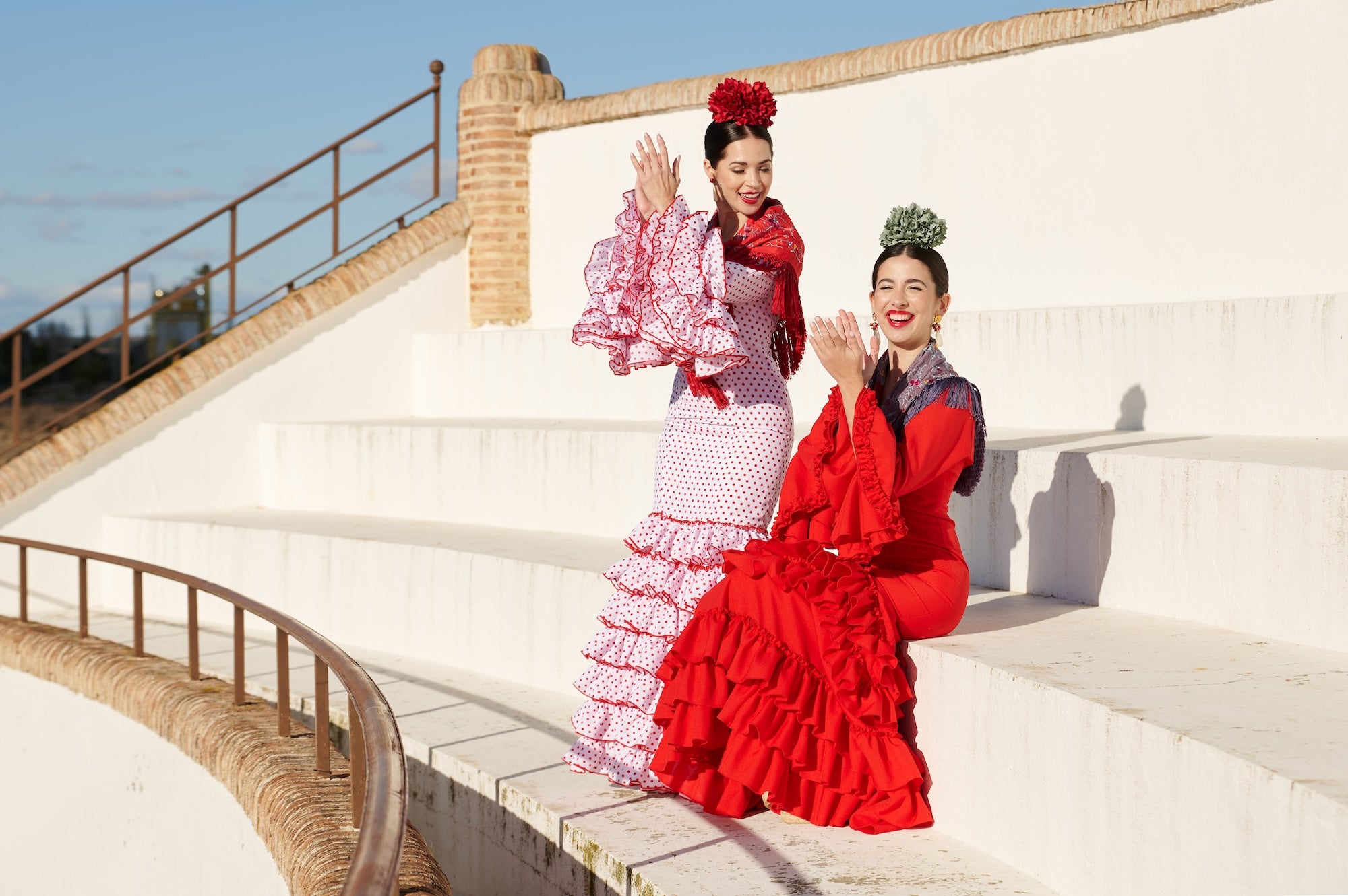 Traje de Flamenca Mod. Sevilla Blanco lunar Rojo