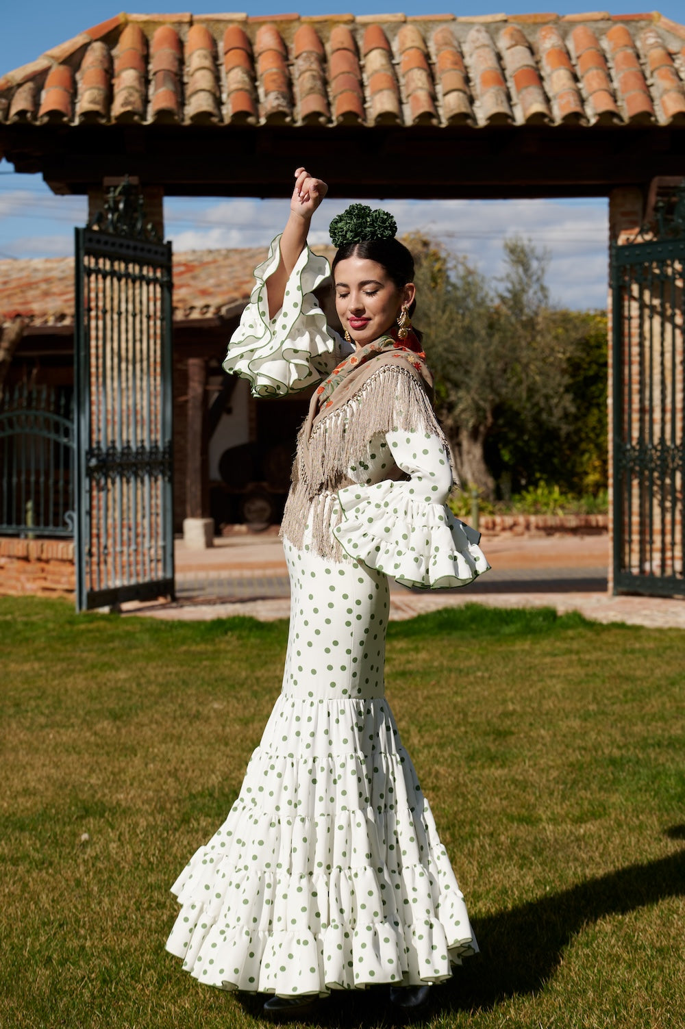 Traje de Flamenca Mod.Cordobesa Bioelástico Blanco Roto con Verde