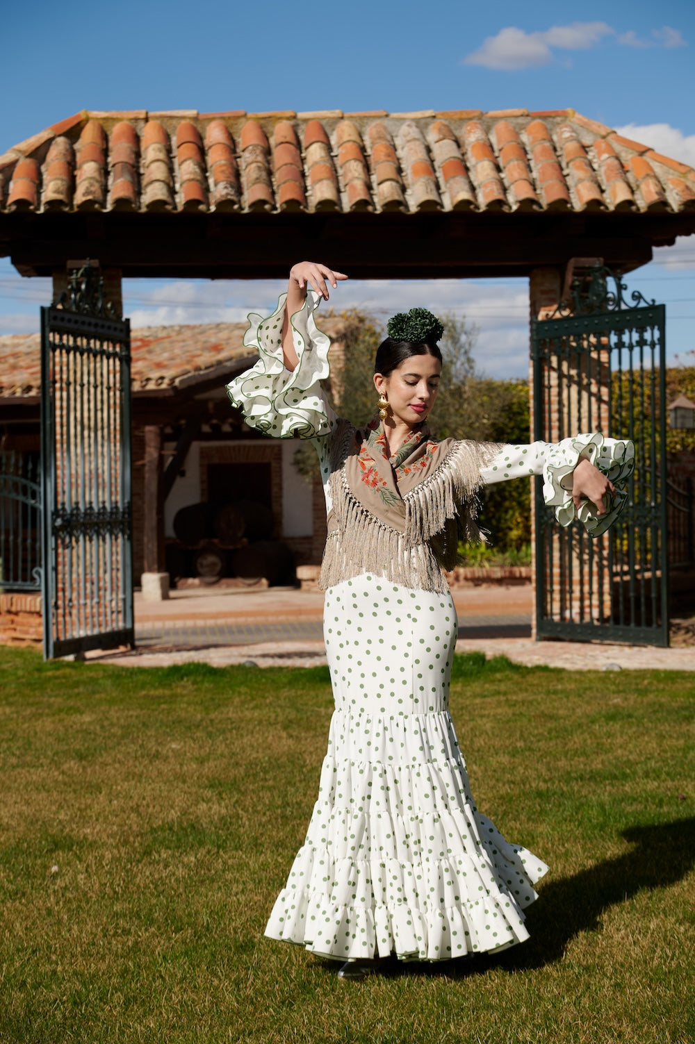 Traje de Flamenca Mod.Cordobesa Bioelástico Blanco Roto con Verde