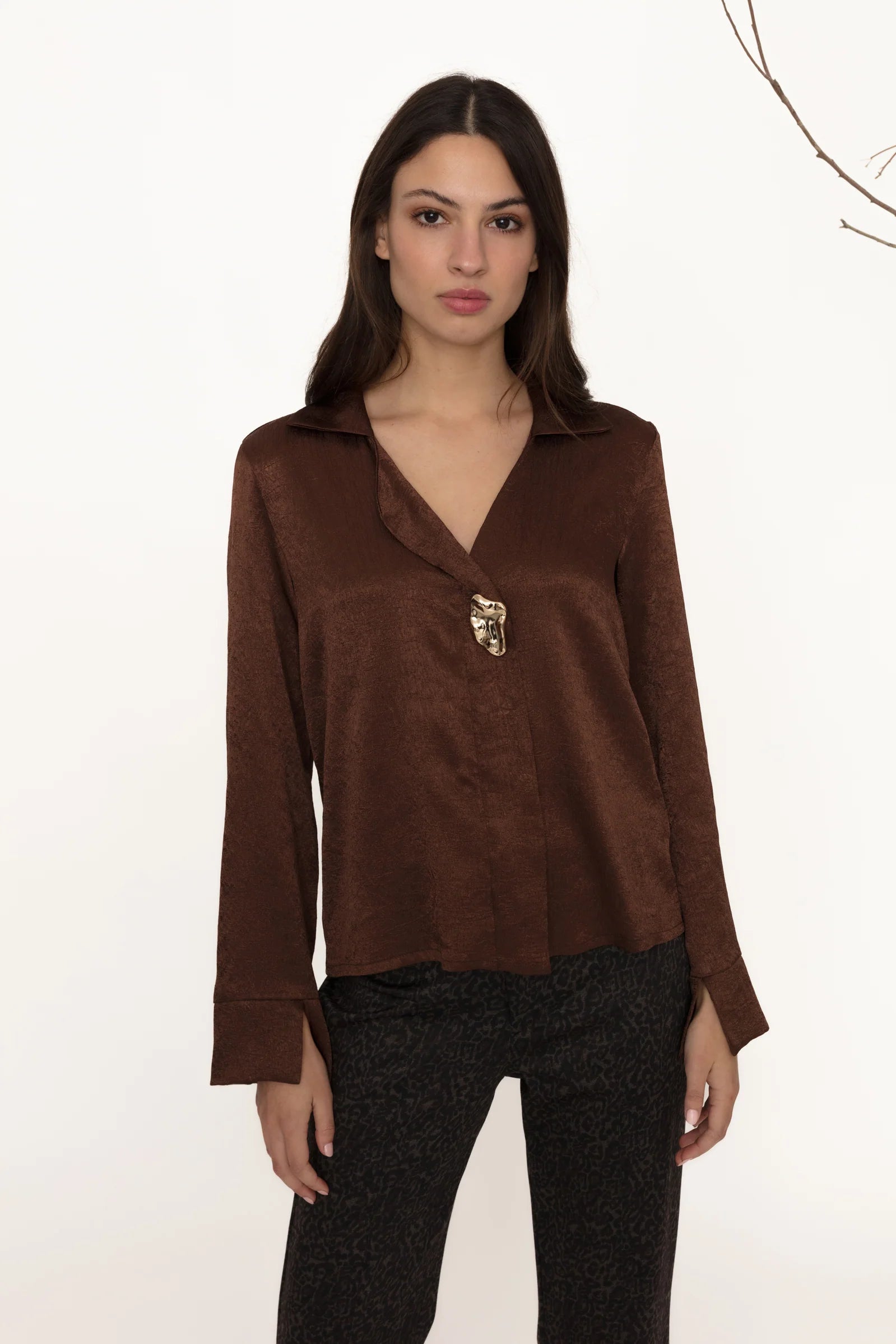 Blusa Fluida Aplique Marrón
