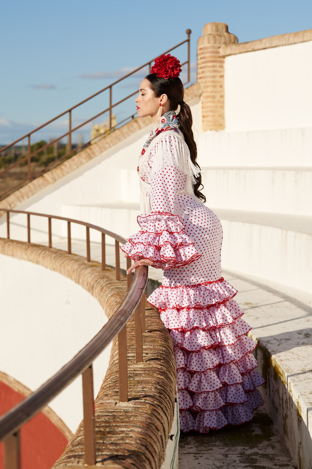 Traje de Flamenca Mod. Sevilla Blanco lunar Rojo