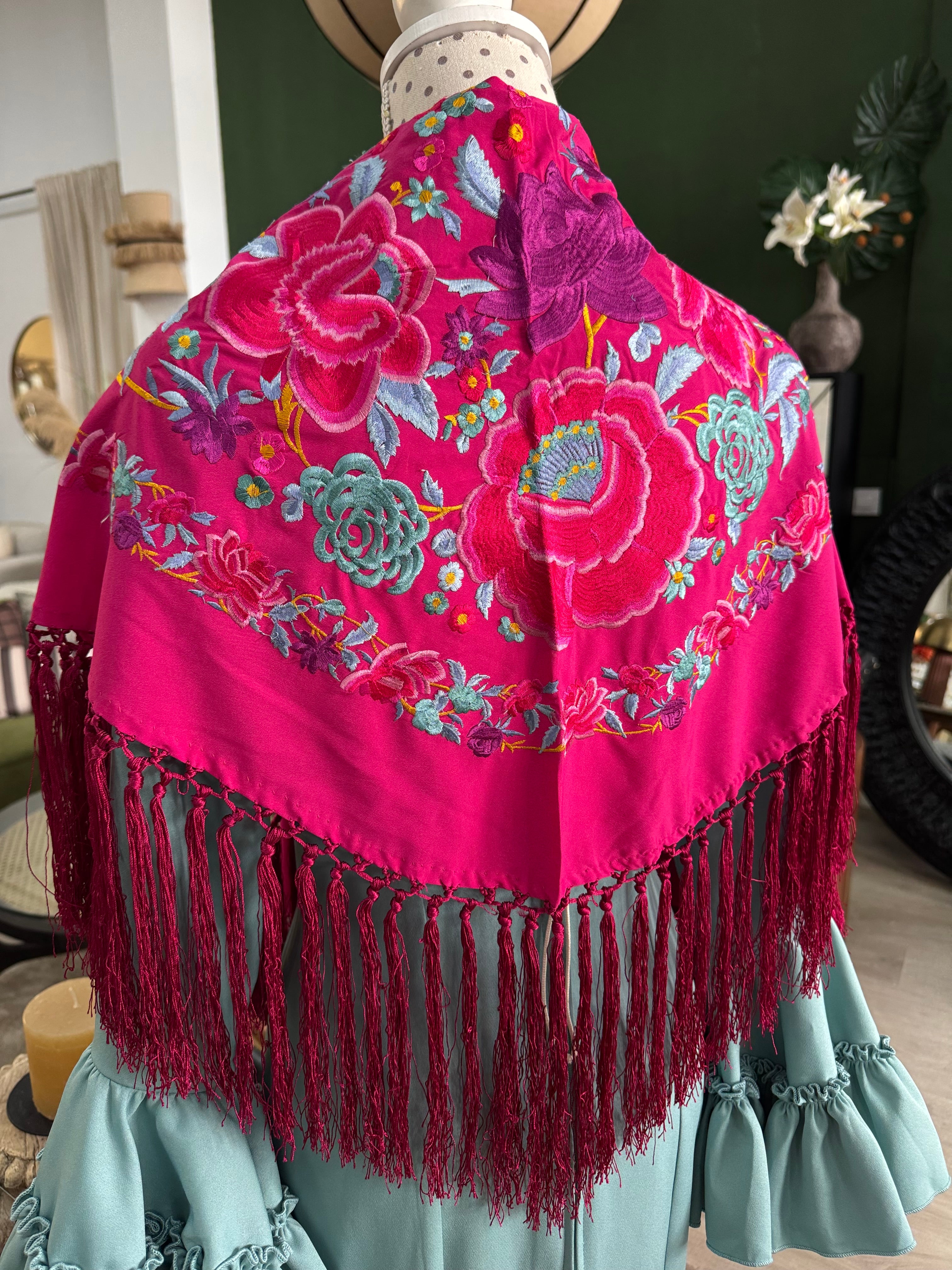Mantoncillo Bordado en Crespón Suave Fucsia
