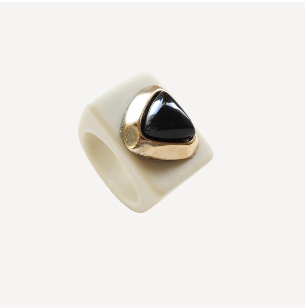 Anillo blanco roto con piedra negra Émolo