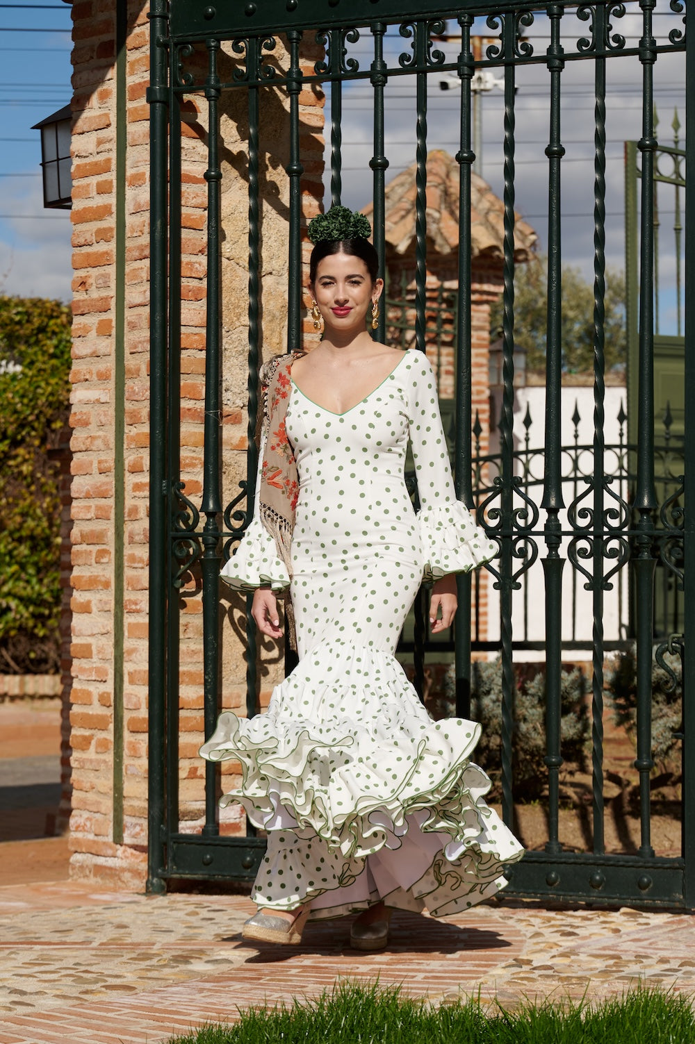 Traje de Flamenca Mod.Cordobesa Bioelástico Blanco Roto con Verde