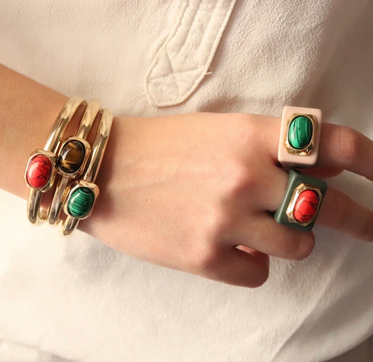 Anillo Verde Botella con Howlita Roja Émolo