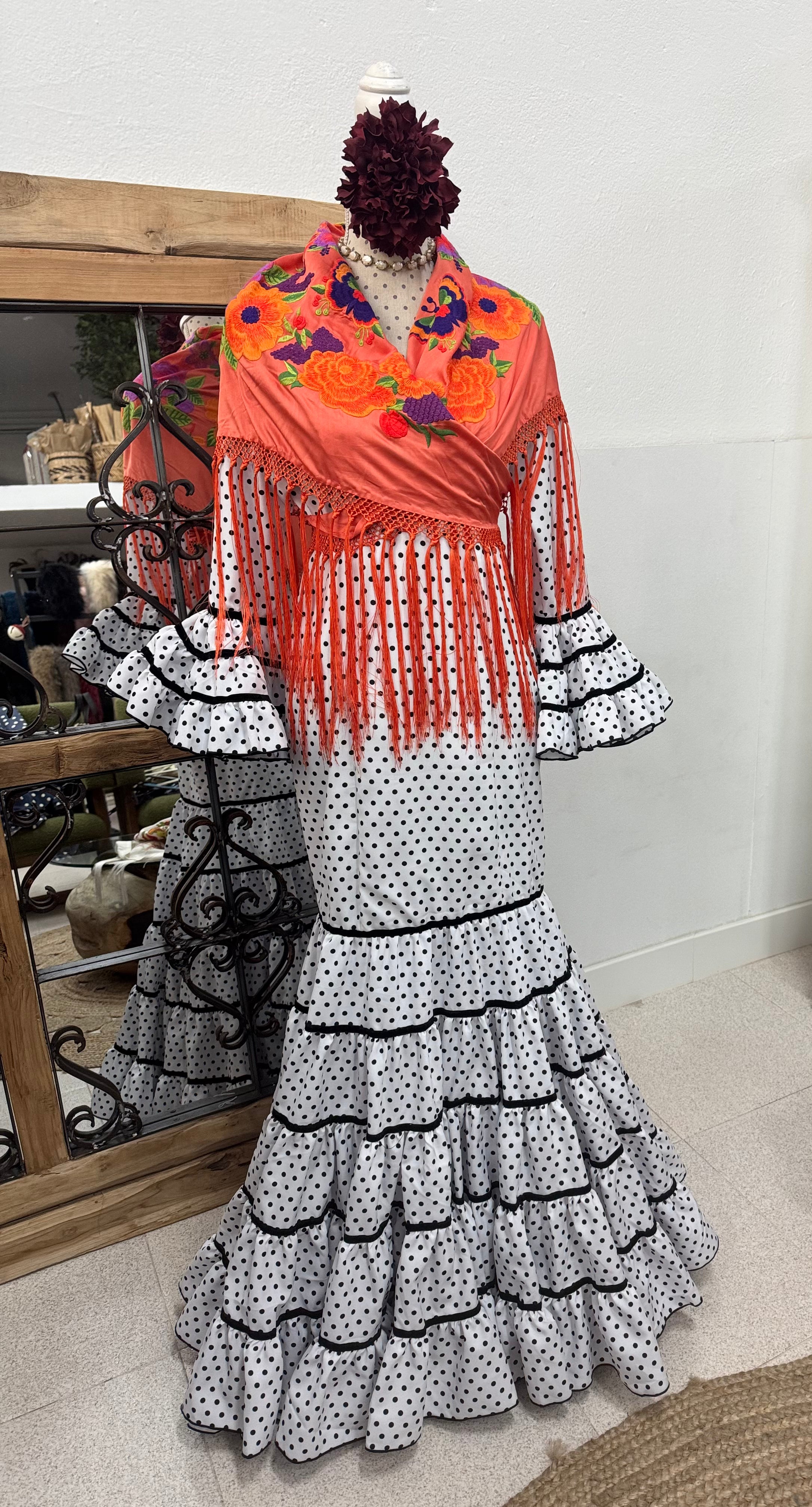 Traje de Flamenca Mod. Rosalía Blanco lunar negro
