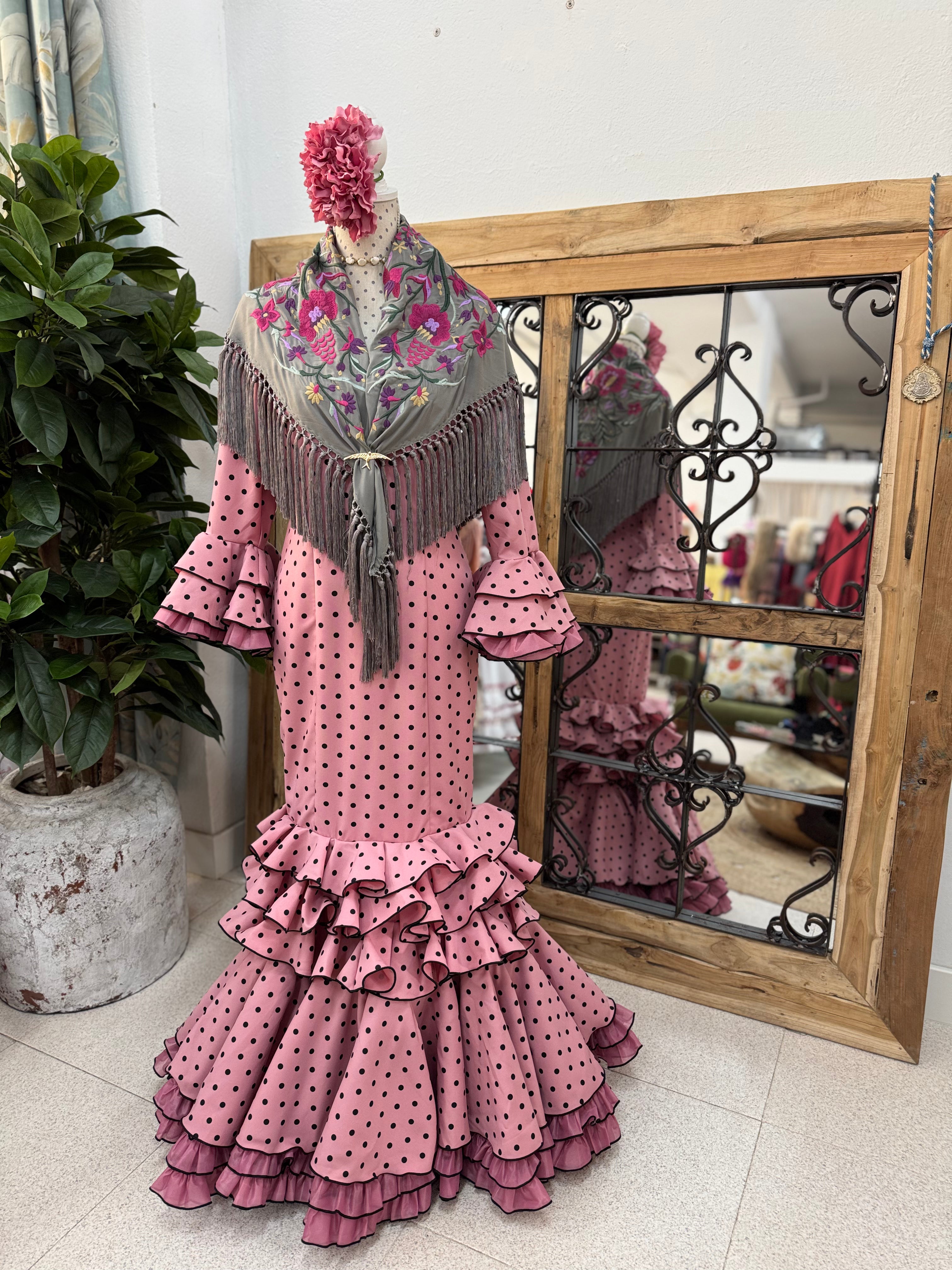 Traje de Flamenca Macu Rosa Lunares Negro