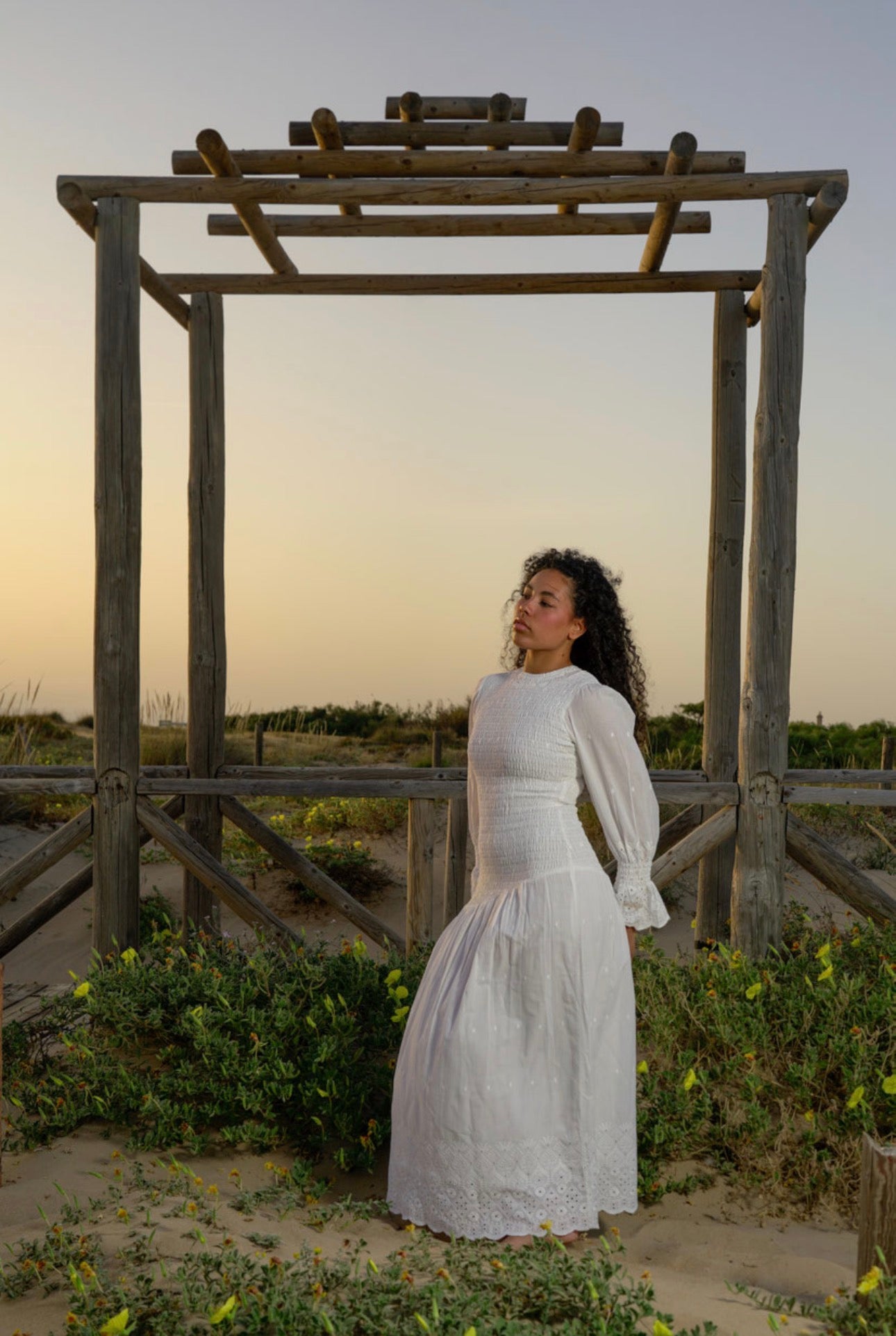 Vestido Clásico Perforado Blanco PuraNegra