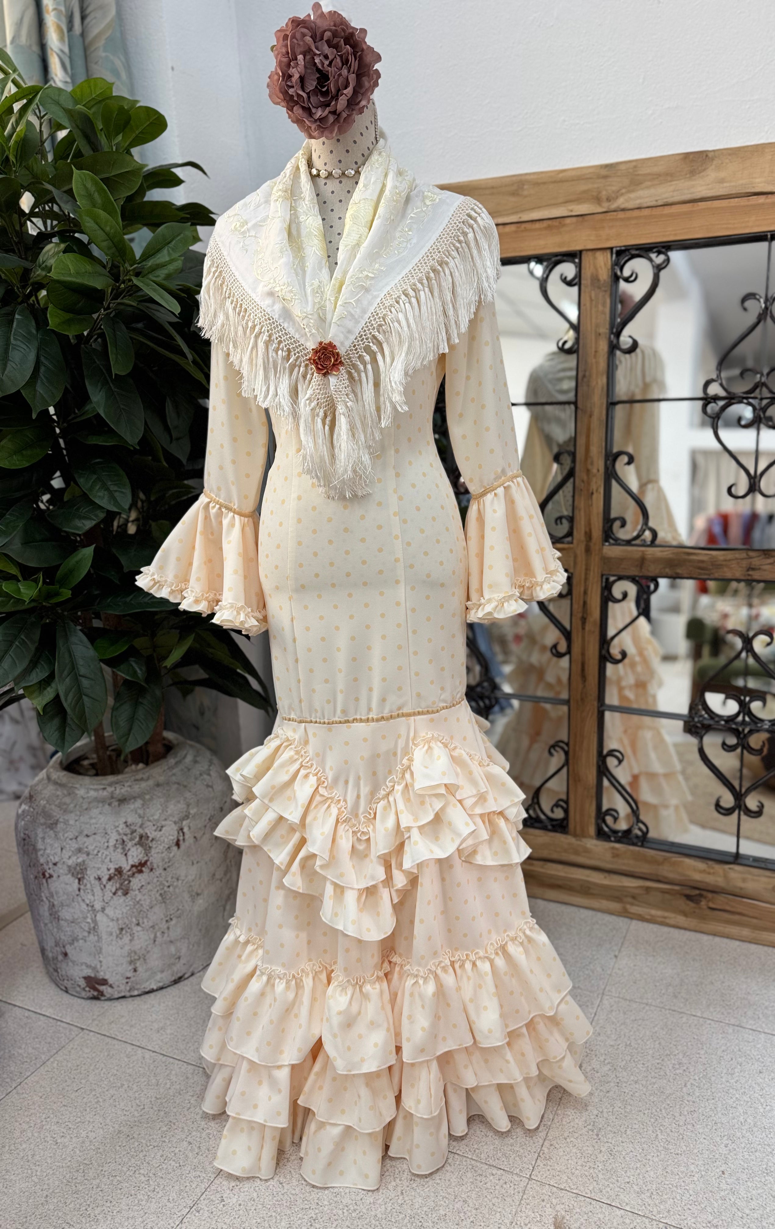 Traje de Flamenca Mod.Madrid Beig con lunar al tono Talla 36