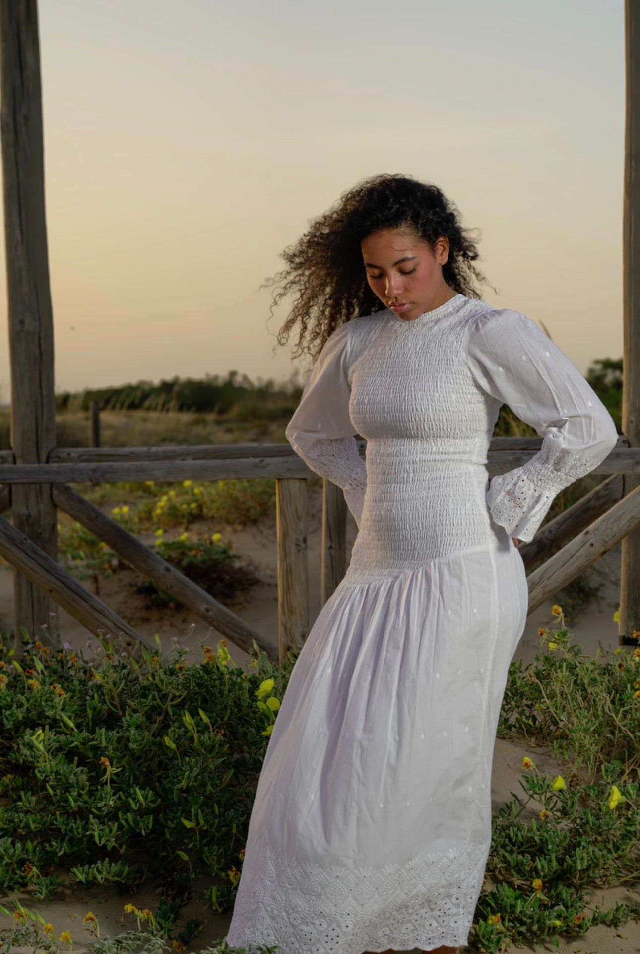 Vestido Clásico Perforado Blanco PuraNegra