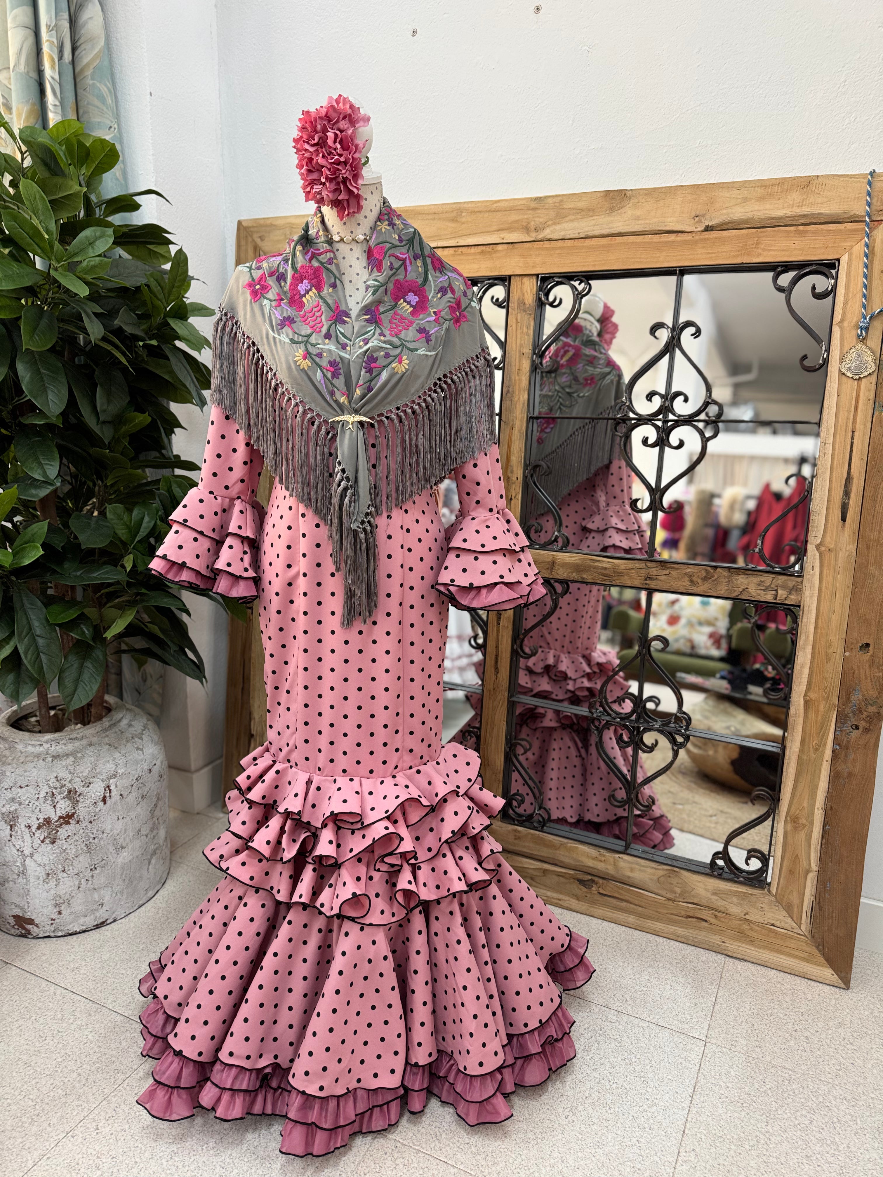 Traje de Flamenca Macu Rosa Lunares Negro