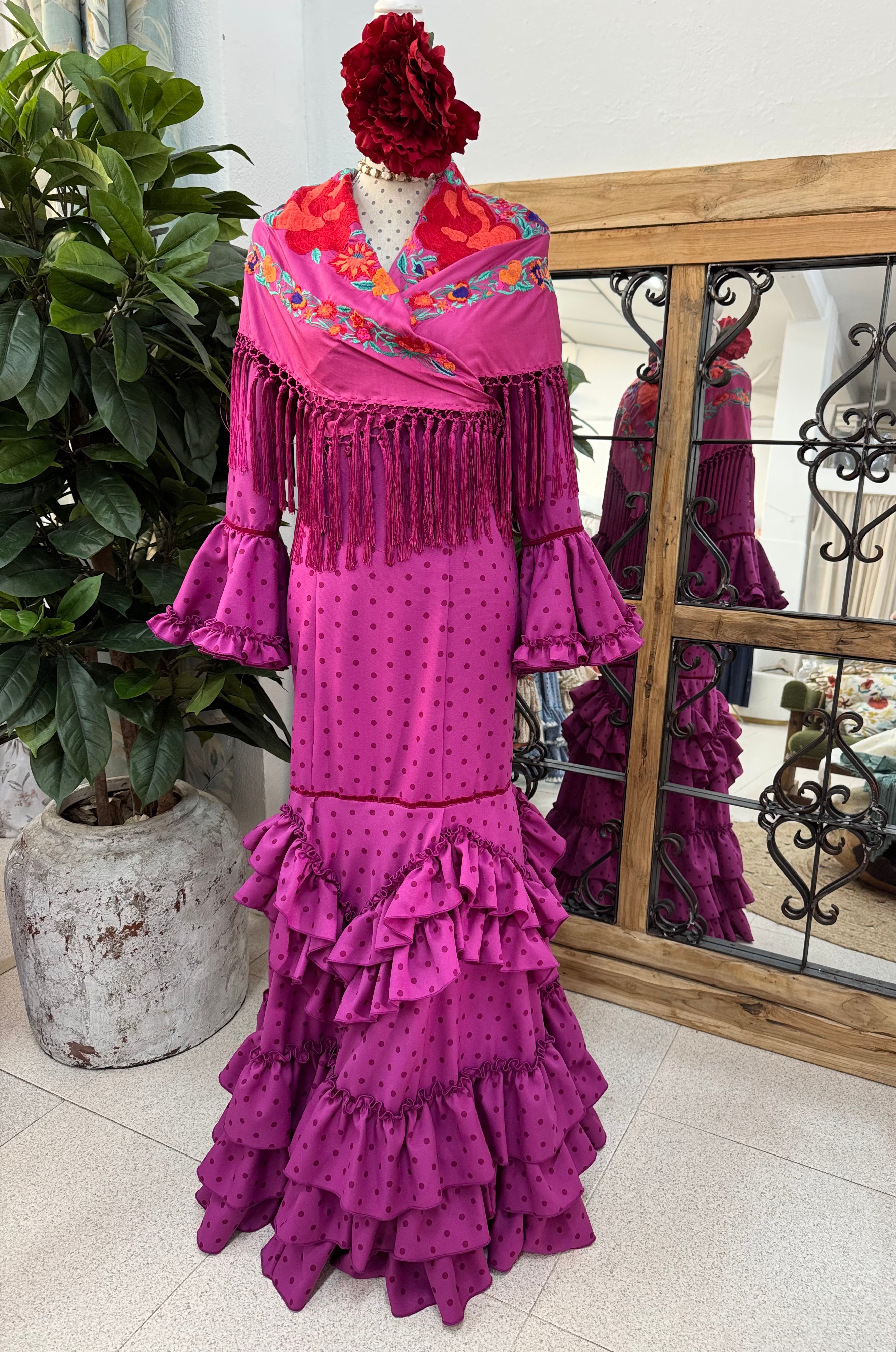 Traje de Flamenca Mod.Madrid Buganvilla con lunar al tono