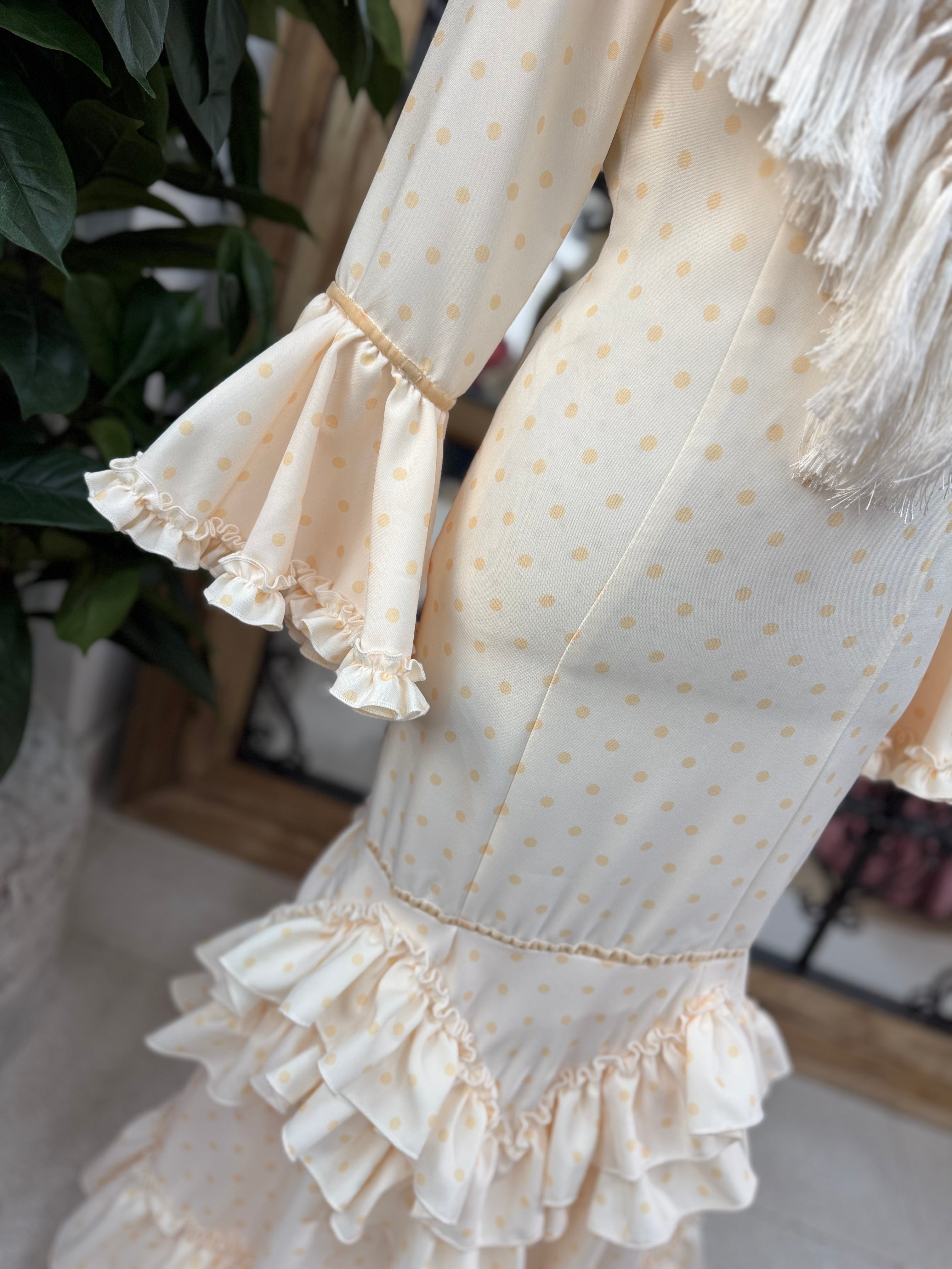 Traje de Flamenca Mod.Madrid Beig con lunar al tono Talla 36