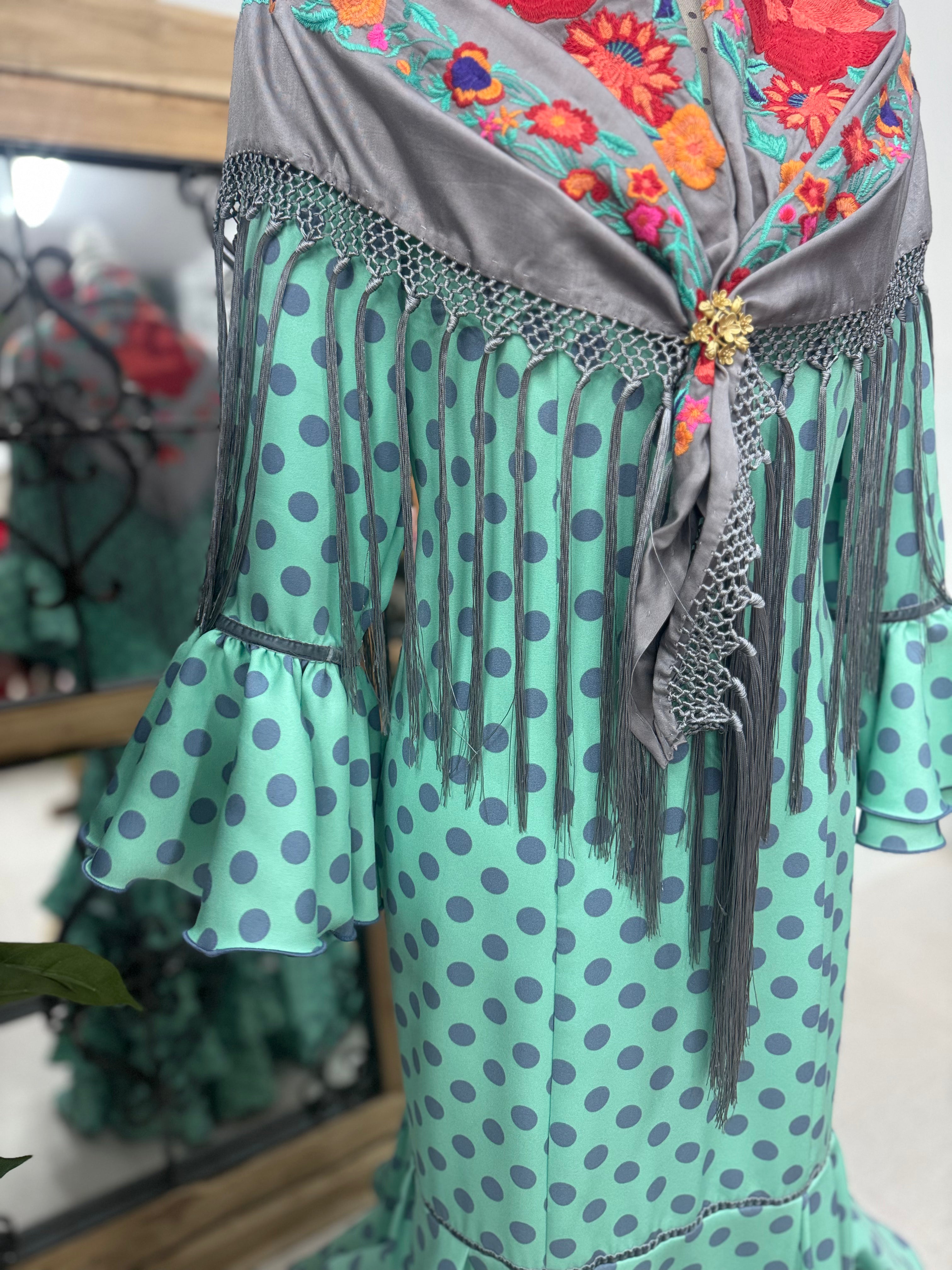Traje de Flamenca Mod.Málaga Verde con lunar Gris Lavanda
