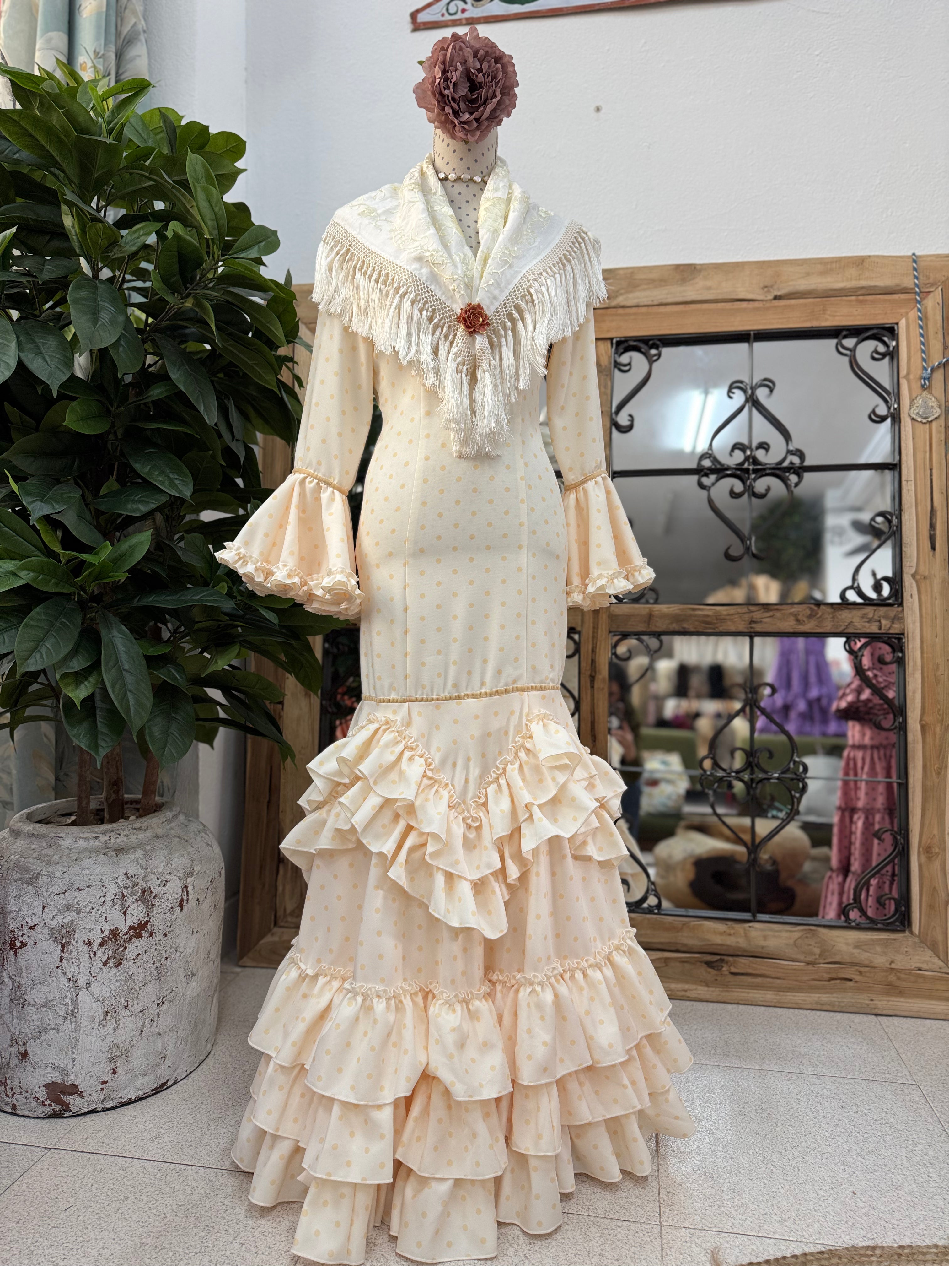 Traje de Flamenca Mod.Madrid Beig con lunar al tono Talla 36