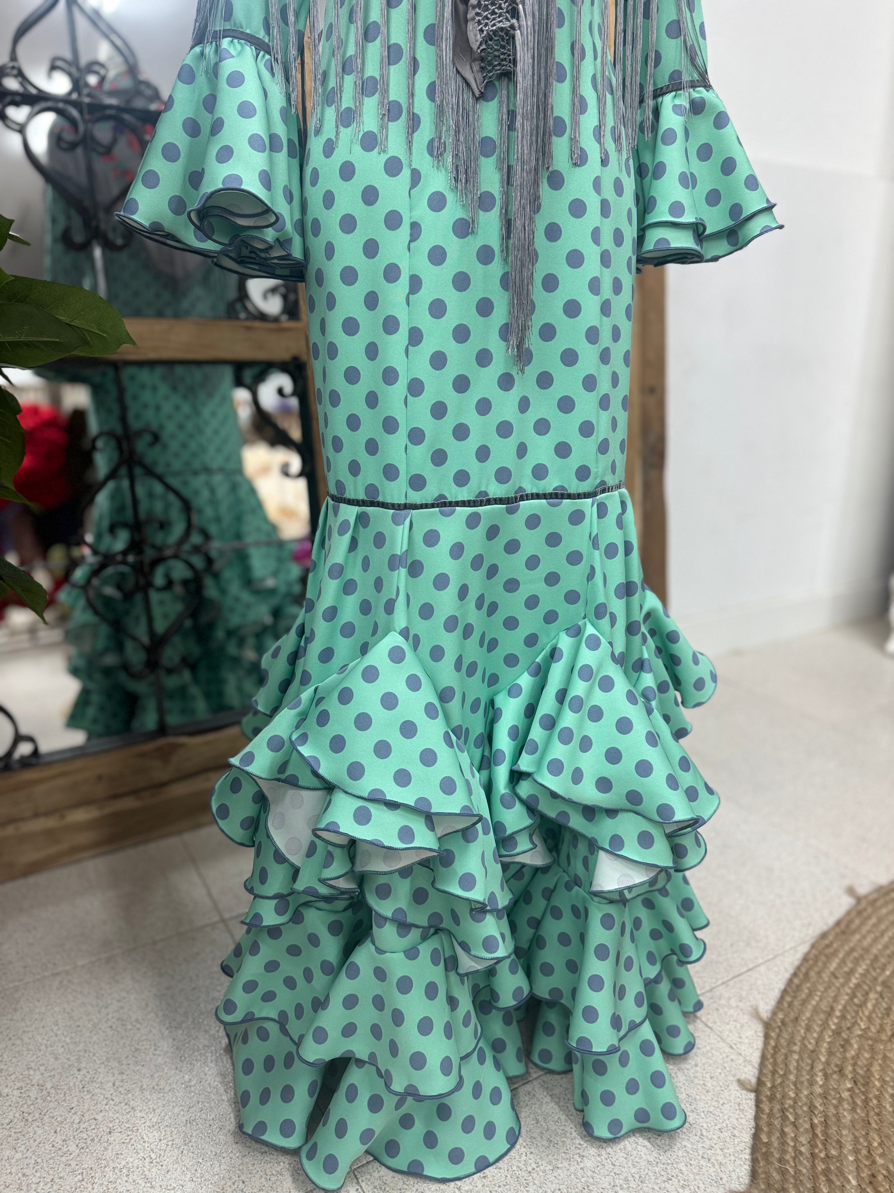 Traje de Flamenca Mod.Málaga Verde con lunar Gris Lavanda