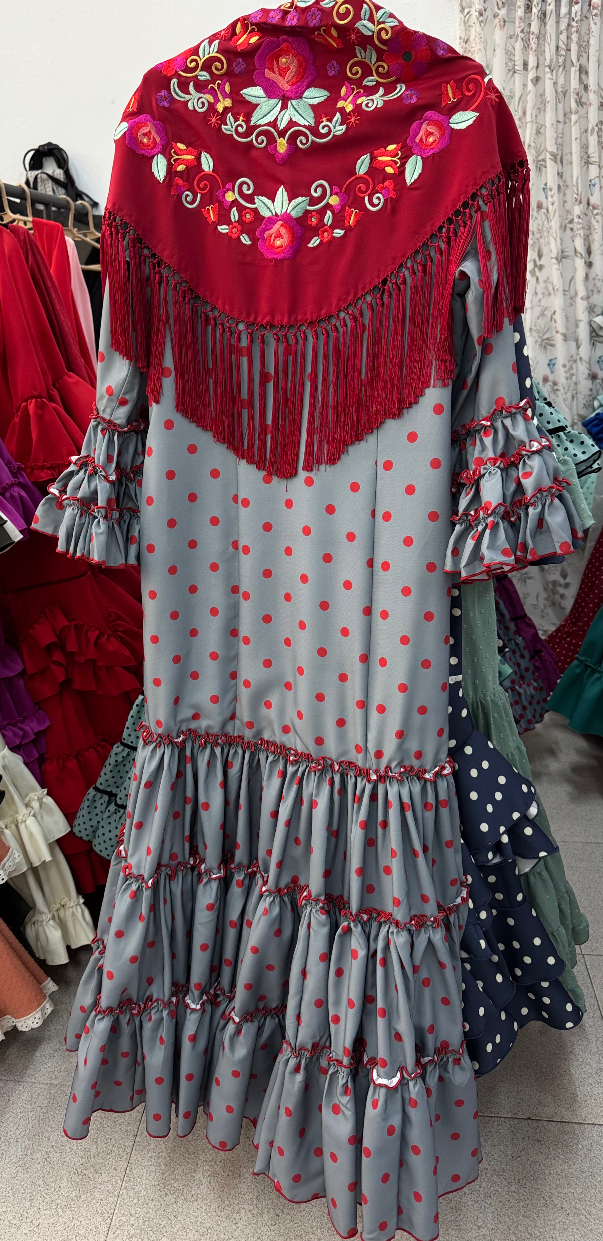Traje Flamenca Córdoba Gris con Lunares Rojos T. 48