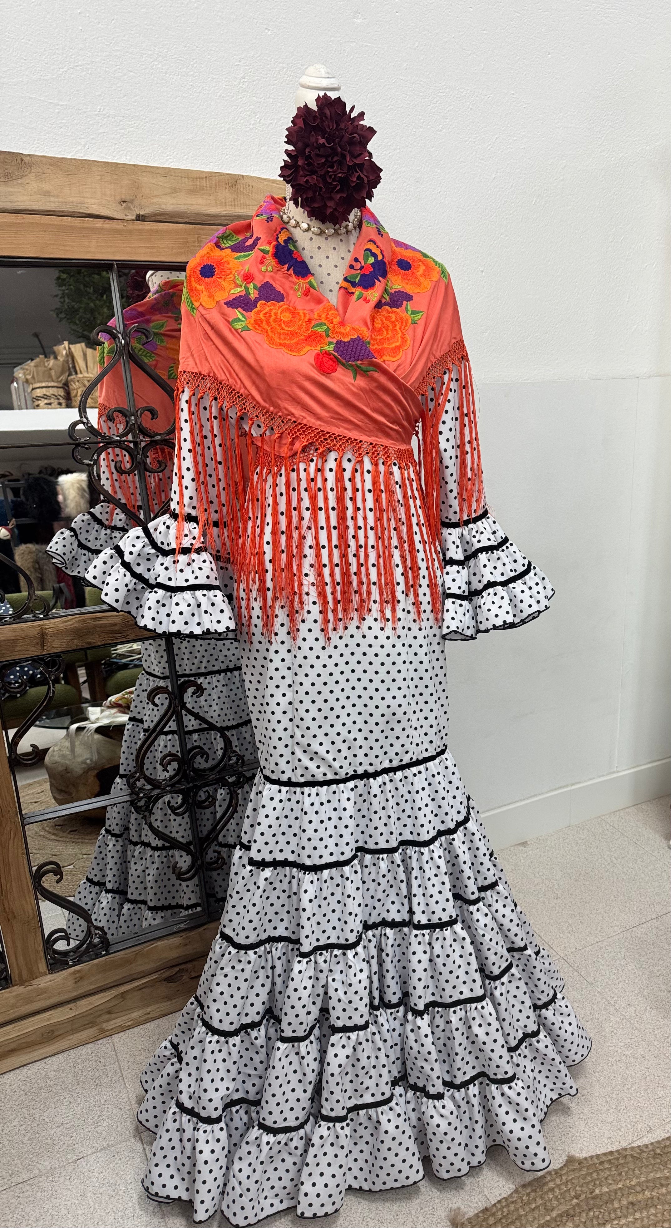 Traje de Flamenca Mod. Rosalía Blanco lunar negro