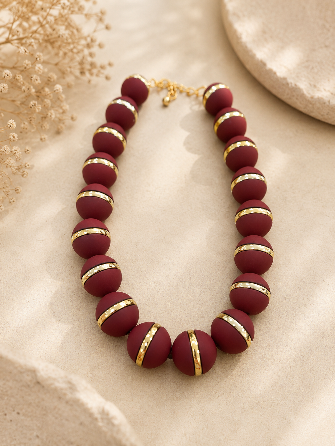 Collar Bolas Raya Gold Burdeos