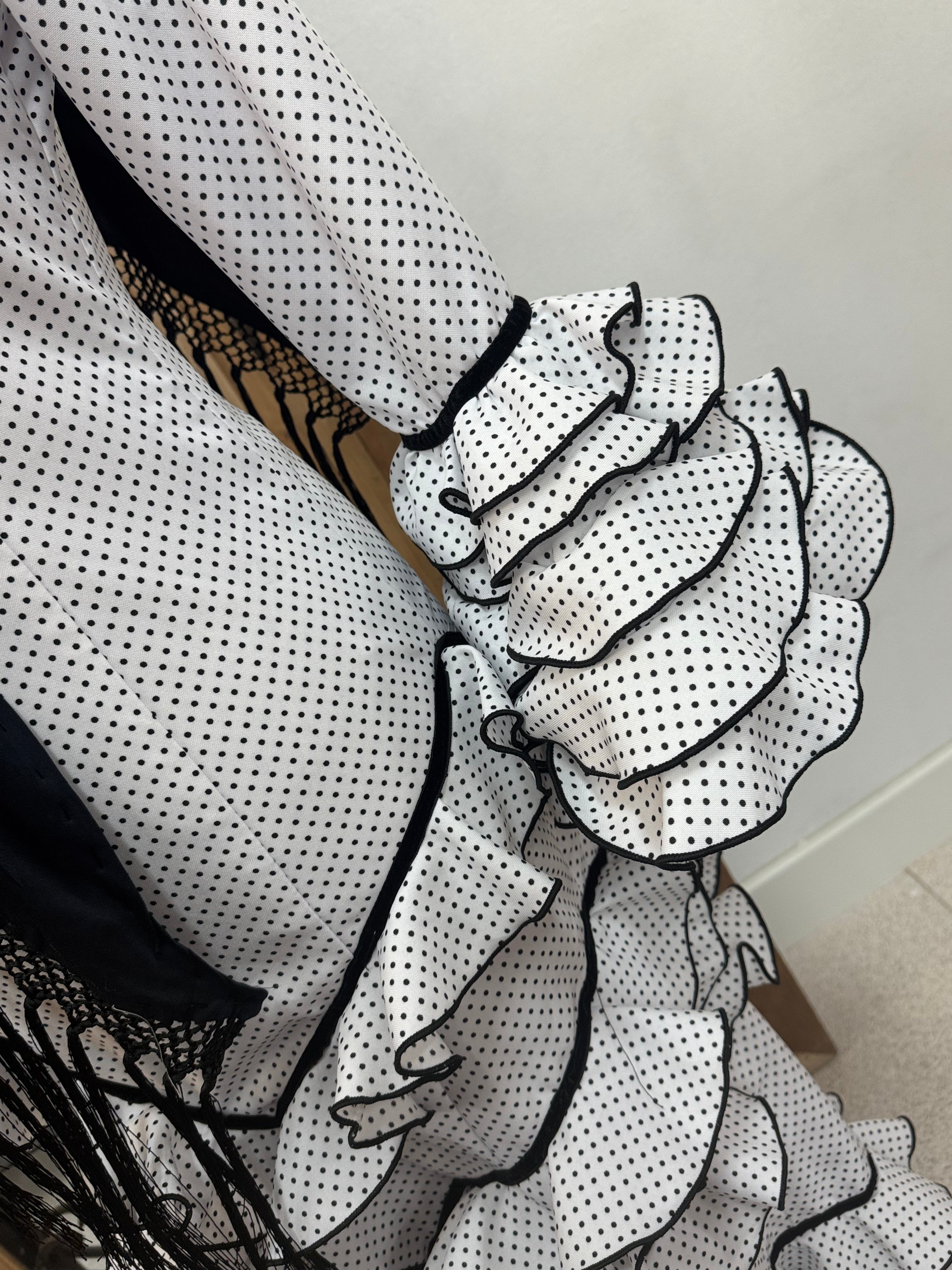 Traje Flamenca Mod. Cádiz Blanco Topo Negro