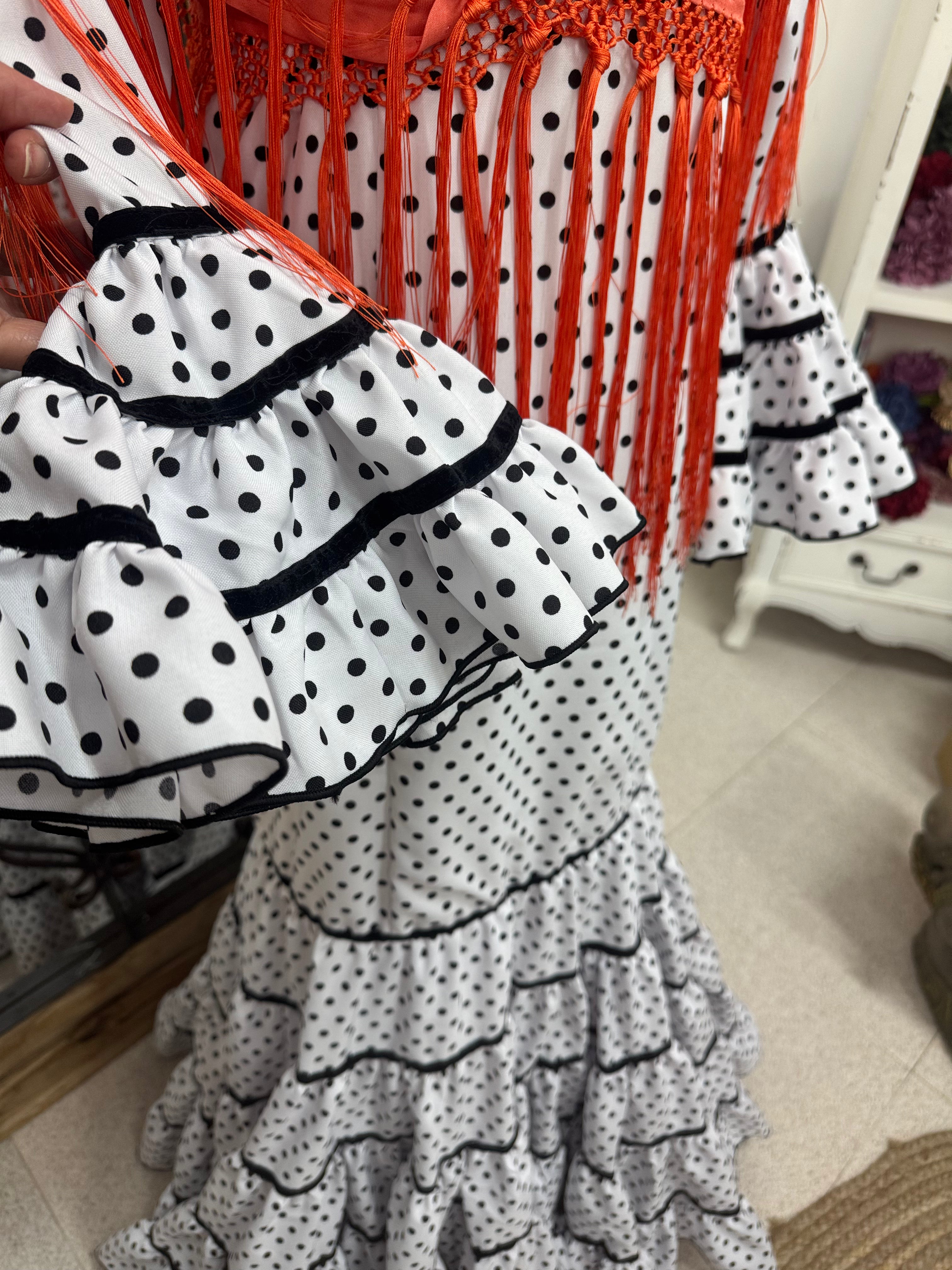 Traje de Flamenca Mod. Rosalía Blanco lunar negro