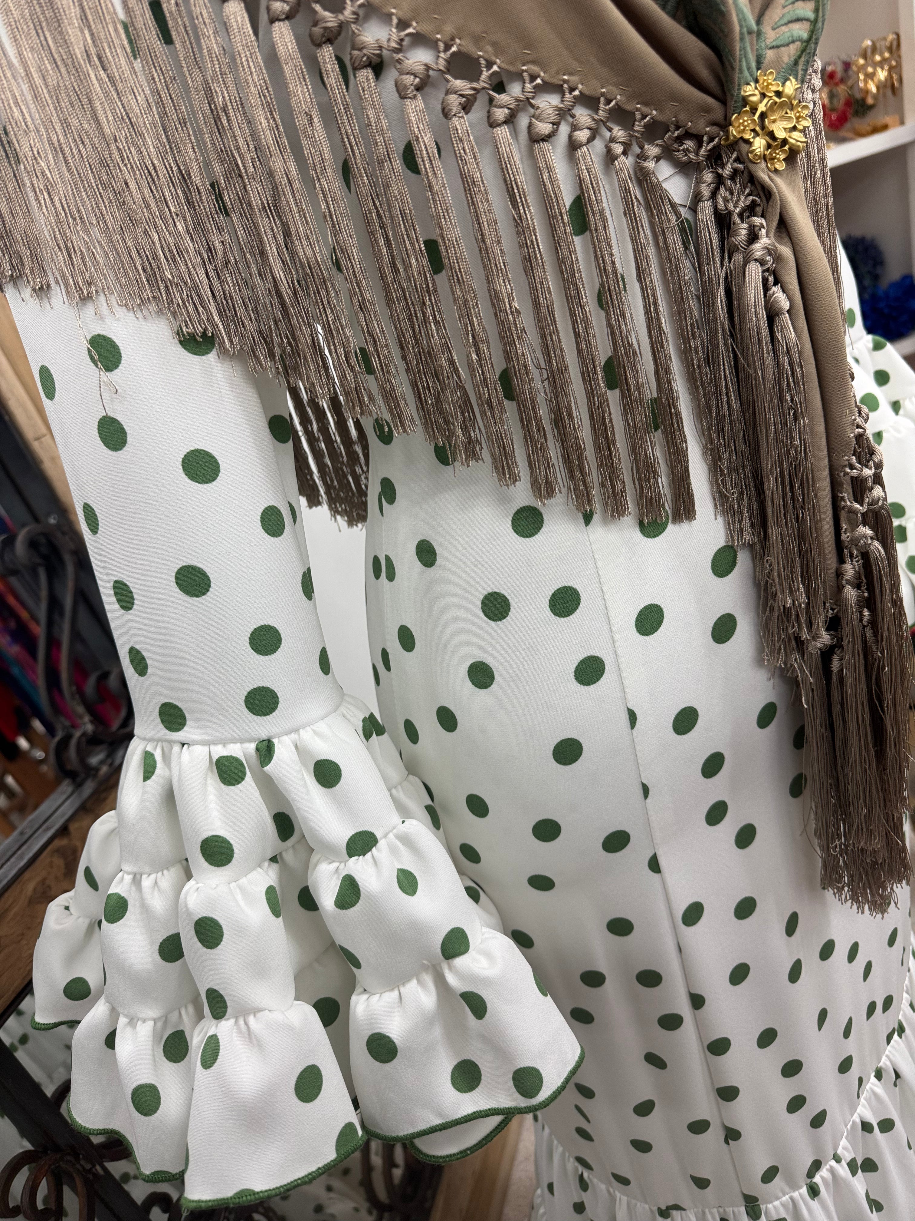 Traje de Flamenca Mod.Cordobesa Bioelástico Blanco Roto con Verde