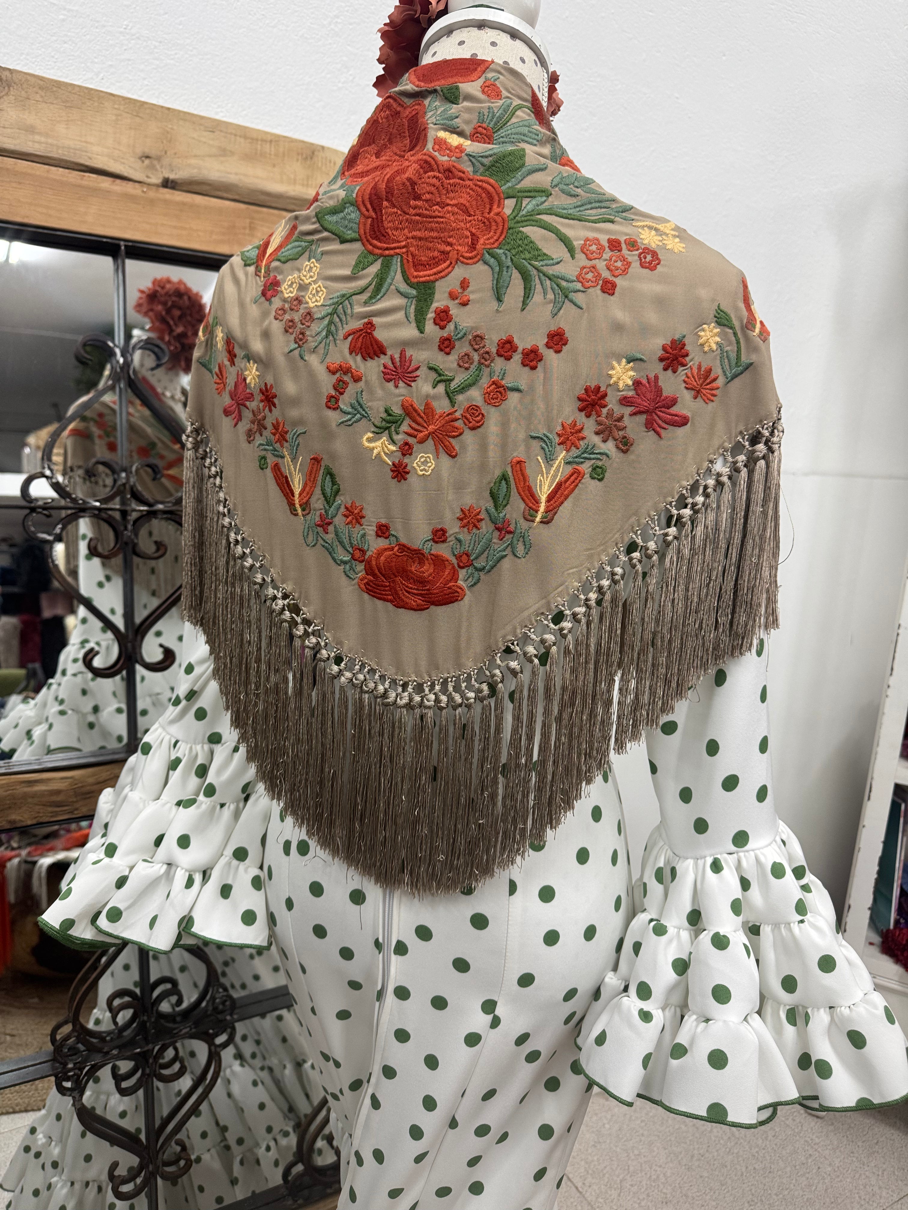 Traje de Flamenca Mod.Cordobesa Bioelástico Blanco Roto con Verde